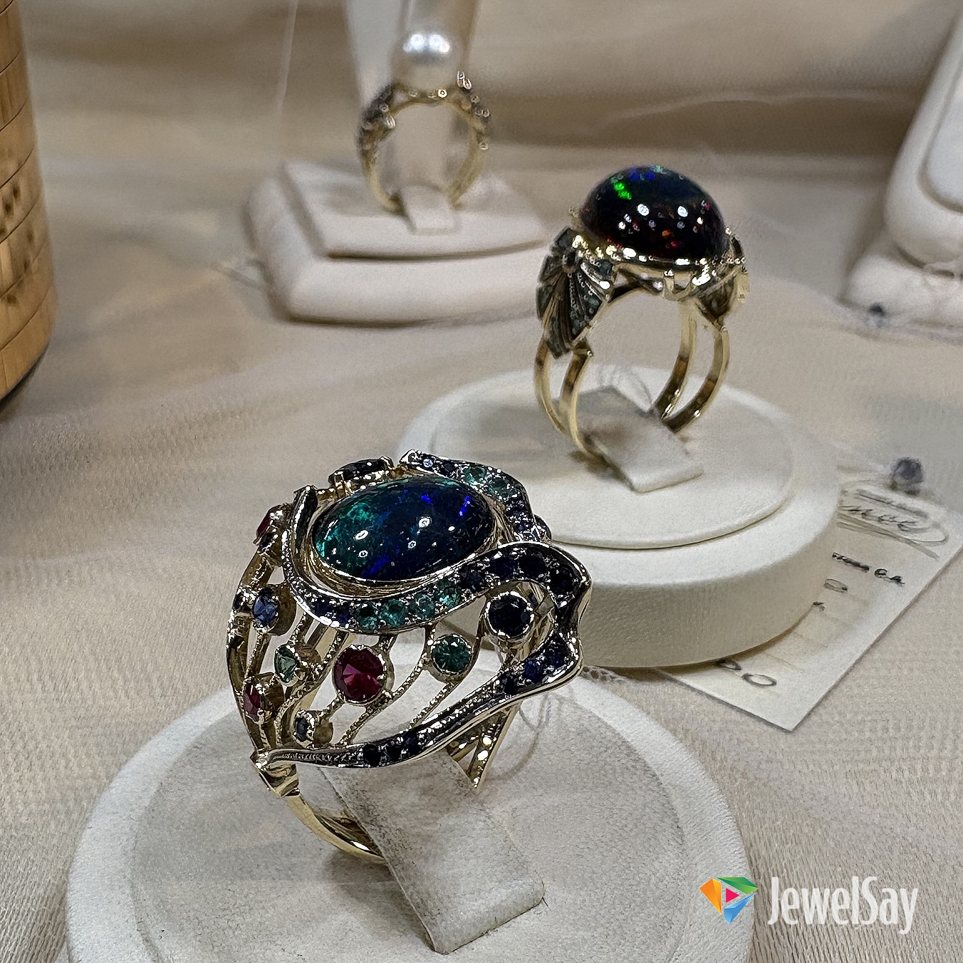 С развитием технологий онлайн-заказ эксклюзивных изделий стал намного более доступным и удобным, теперь не обязательно заранее договариваться о встрече, менять своё расписание или привычный ритм жизни