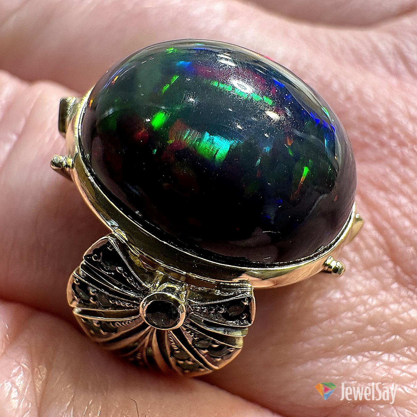 Понимая, что вкусы и потребности каждого клиента неповторимы, мы создаём кольца как строго по индивидуальному заказу, так и комбинируя элементы дизайна на основе лучших образцов