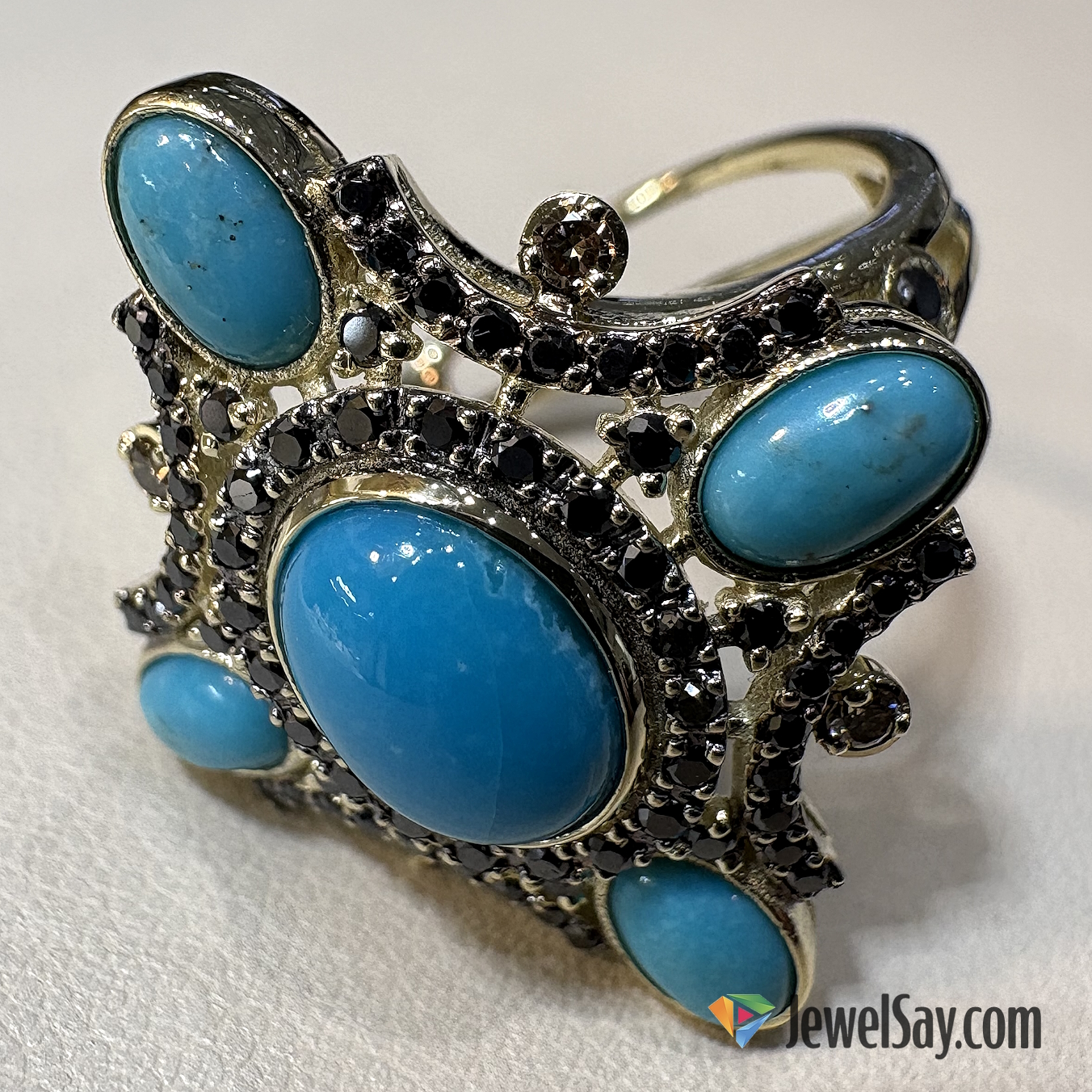 Ценность авторского золотого кольца с бирюзой очень часто появляется в процессе изготовления шедевра Ценность авторского золотого кольца с бирюзой очень часто появляется в процессе изготовления шедевра