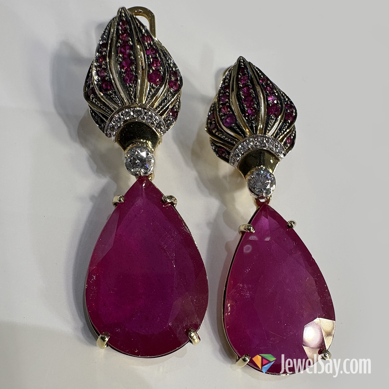 Процесс покупки серег из золота с природным рубином — важный шаг, требующий внимательного и тщательного выбора