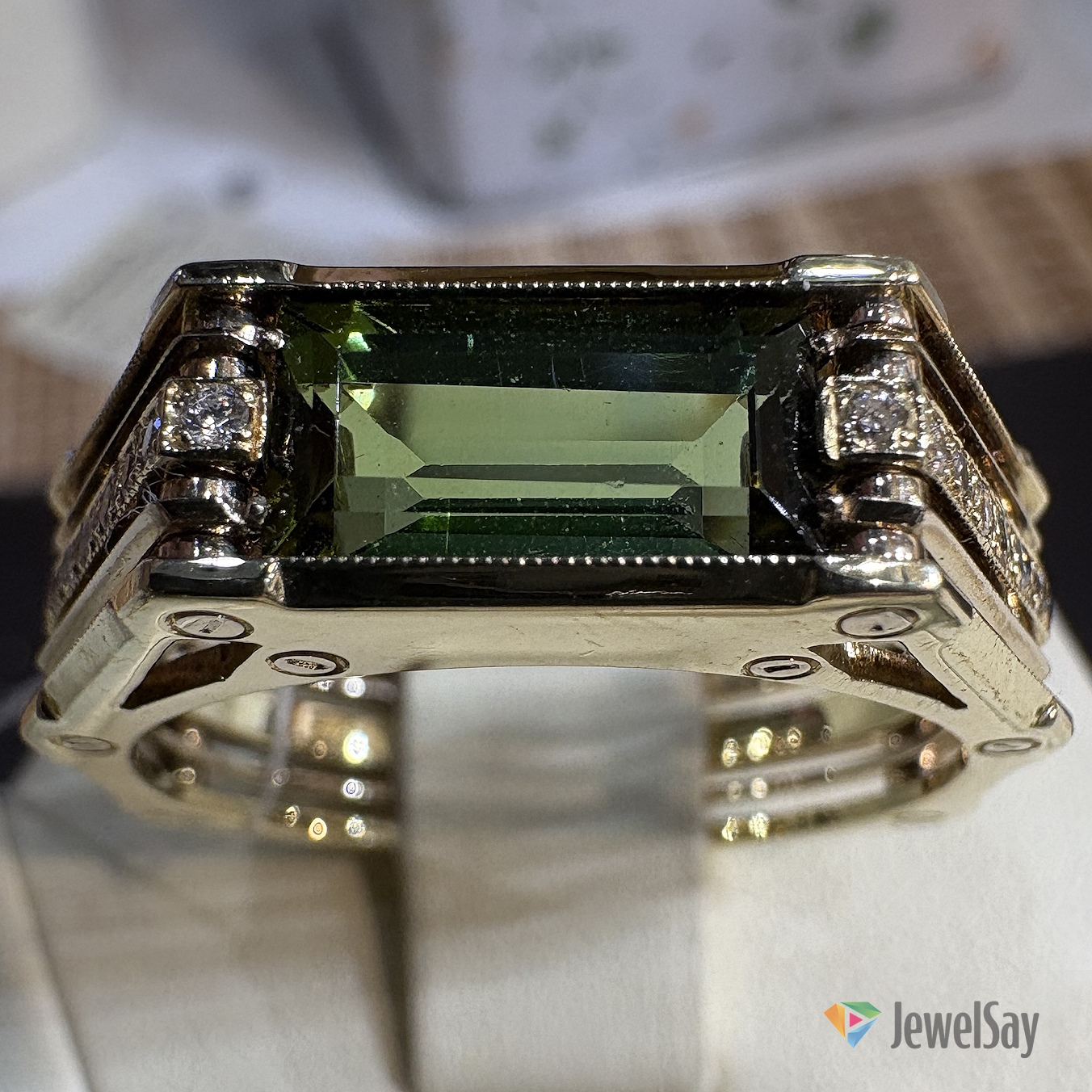 Принимая заказ, обратите внимание на стиль, форму, оттенок металла и переливы драгоценных камней