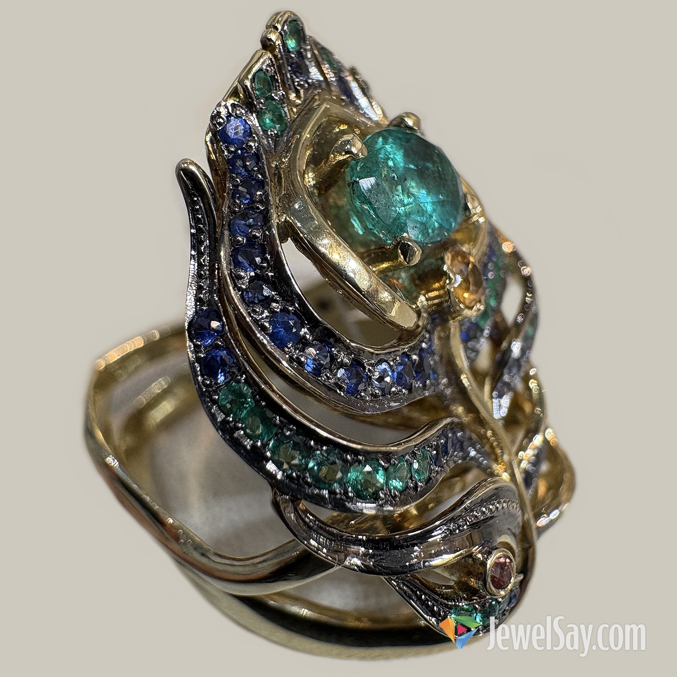 Выбор кольца с изумрудом: взять с витрины или заказать индивидуальное изготовление у ювелира?