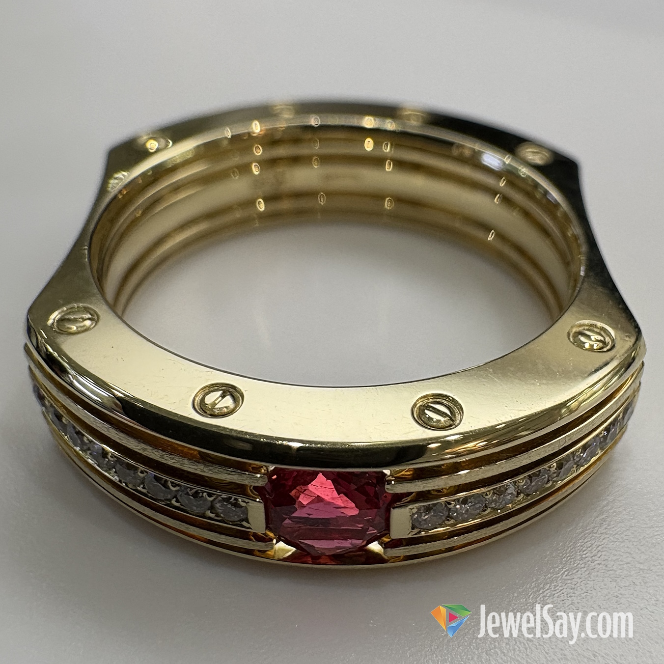 Комбинированные кольца гармонично объединяют разные оттенки одного и того же драгоценного металла, в нашем случае это разные золотые сплавы