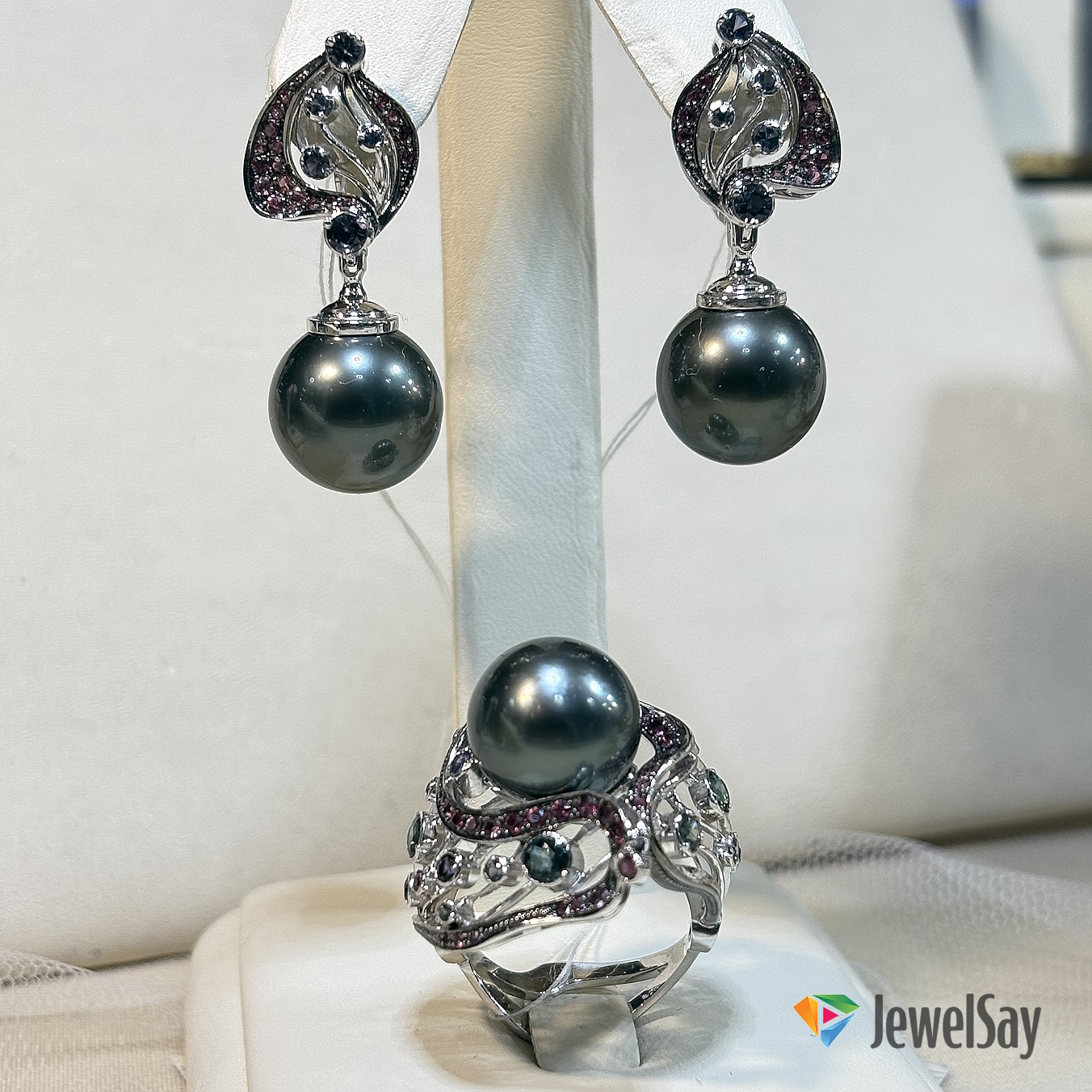 Заказывая украшение у художников-ювелиров JewelSay, вы не только получаете уникальный шедевр, но и становитесь соавтором творческого процесса, что делает его особенно ценным Заказывая украшение у художников-ювелиров JewelSay, вы не только получаете уникальный шедевр, но и становитесь соавтором творческого процесса, что делает его особенно ценным