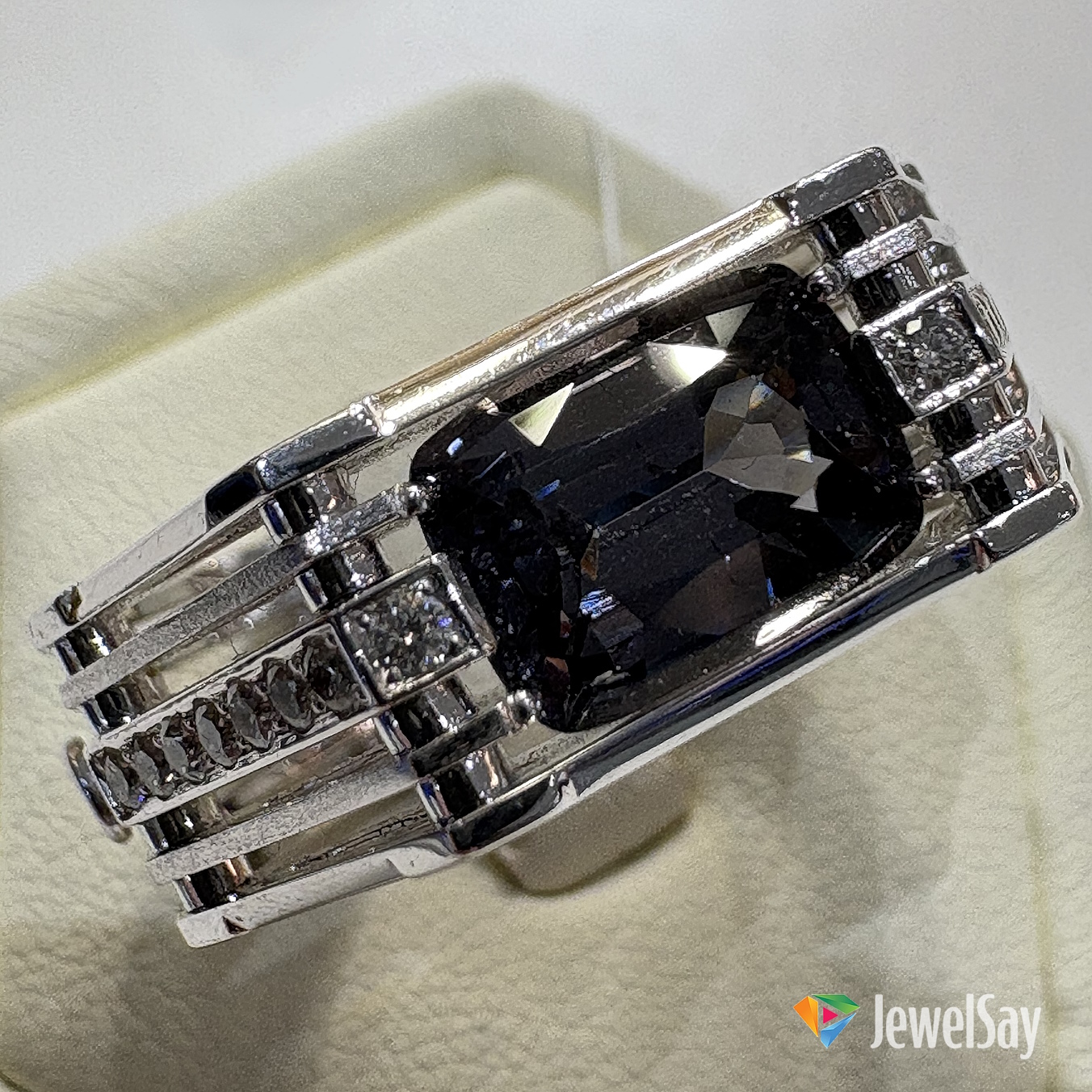 Выполненные по индивидуальным эскизам из лучших материалов, дизайнерские кольца для мужчин безупречно сочетаются со стилем владельца Выполненные по индивидуальным эскизам из лучших материалов, дизайнерские кольца для мужчин безупречно сочетаются со стилем владельца