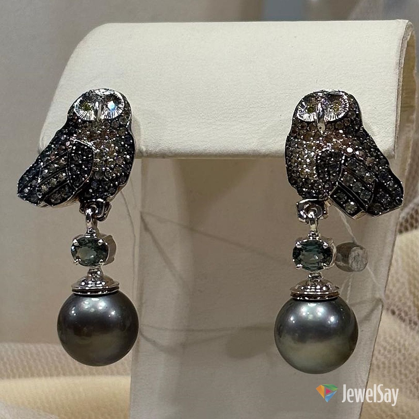 Процесс производства эксклюзивных золотых серёжек начинается с концепции, рождённой в воображении художника-ювелира Процесс производства эксклюзивных золотых серёжек начинается с концепции, рождённой в воображении художника-ювелира