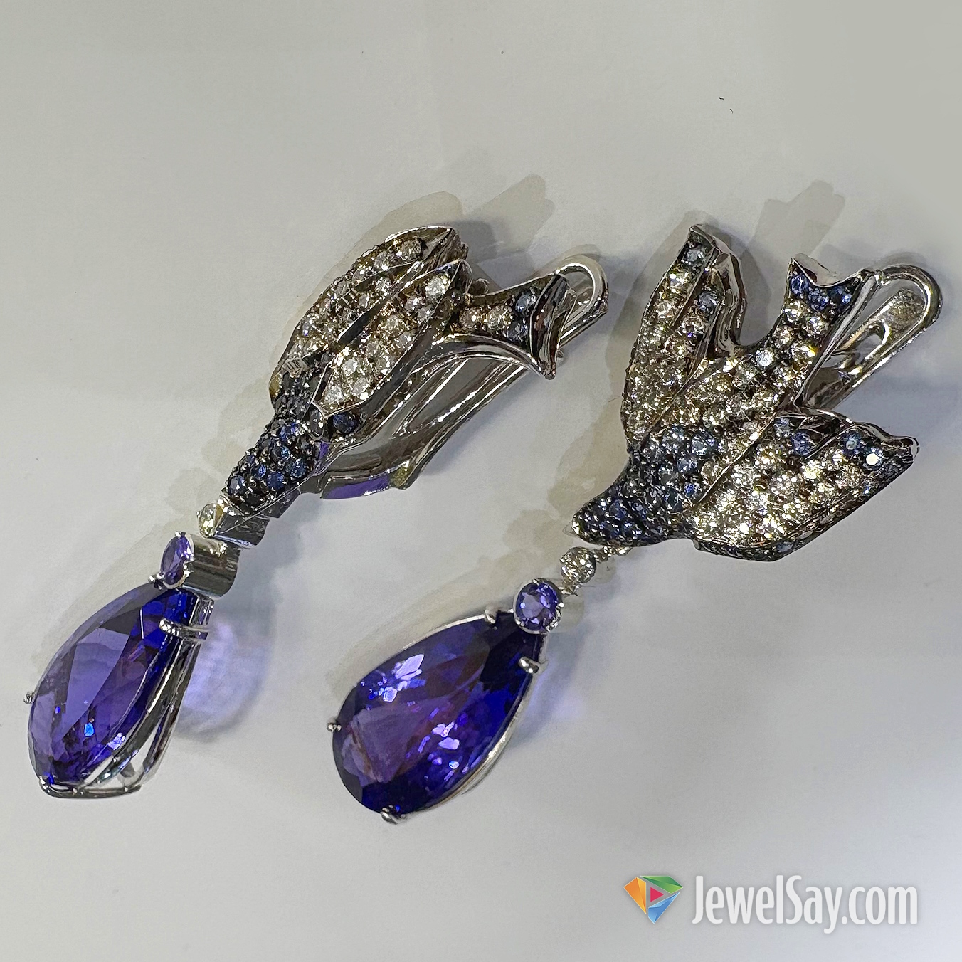 Серьги с натуральным танзанитом в золоте всегда будут акцентом притягивающим взгляды и подчеркивающим ваш утончённый стиль Серьги с натуральным танзанитом в золоте всегда будут акцентом притягивающим взгляды и подчеркивающим ваш утончённый стиль