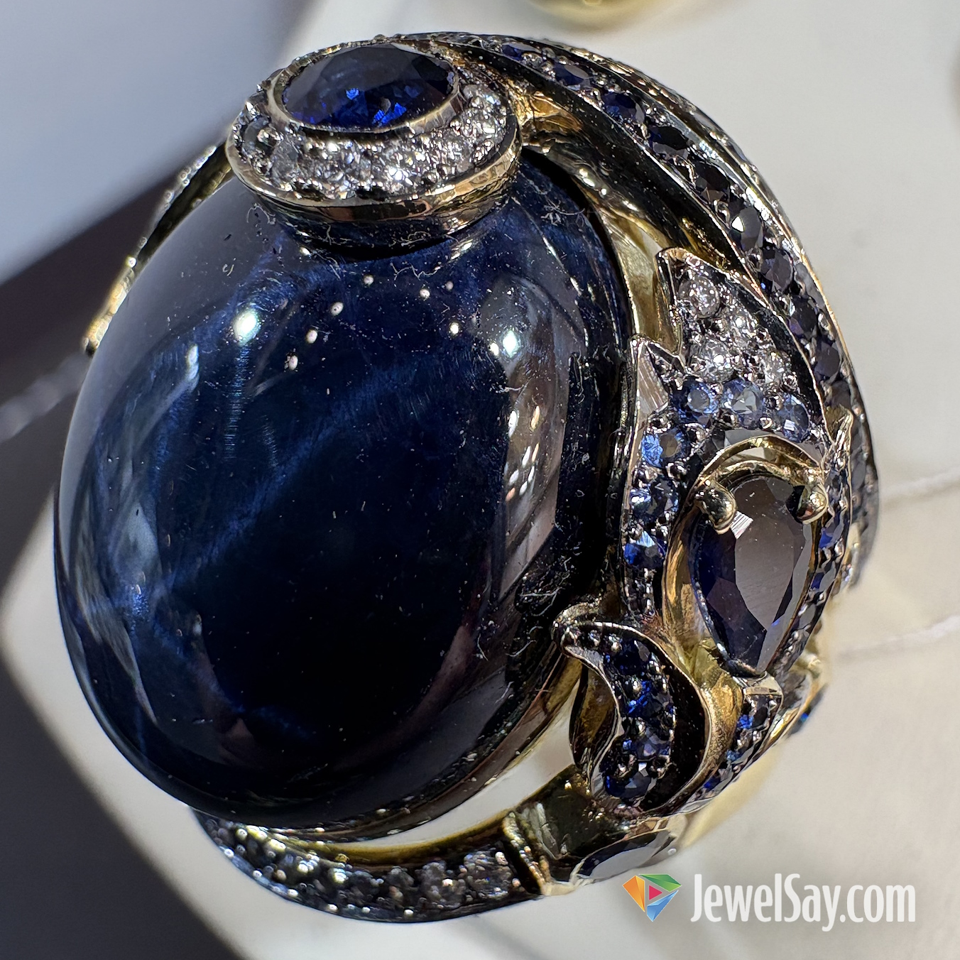 Эксклюзивное золотое кольцо с натуральным сапфиром. Купить или сделать на заказ у ювелиров JewelSay.