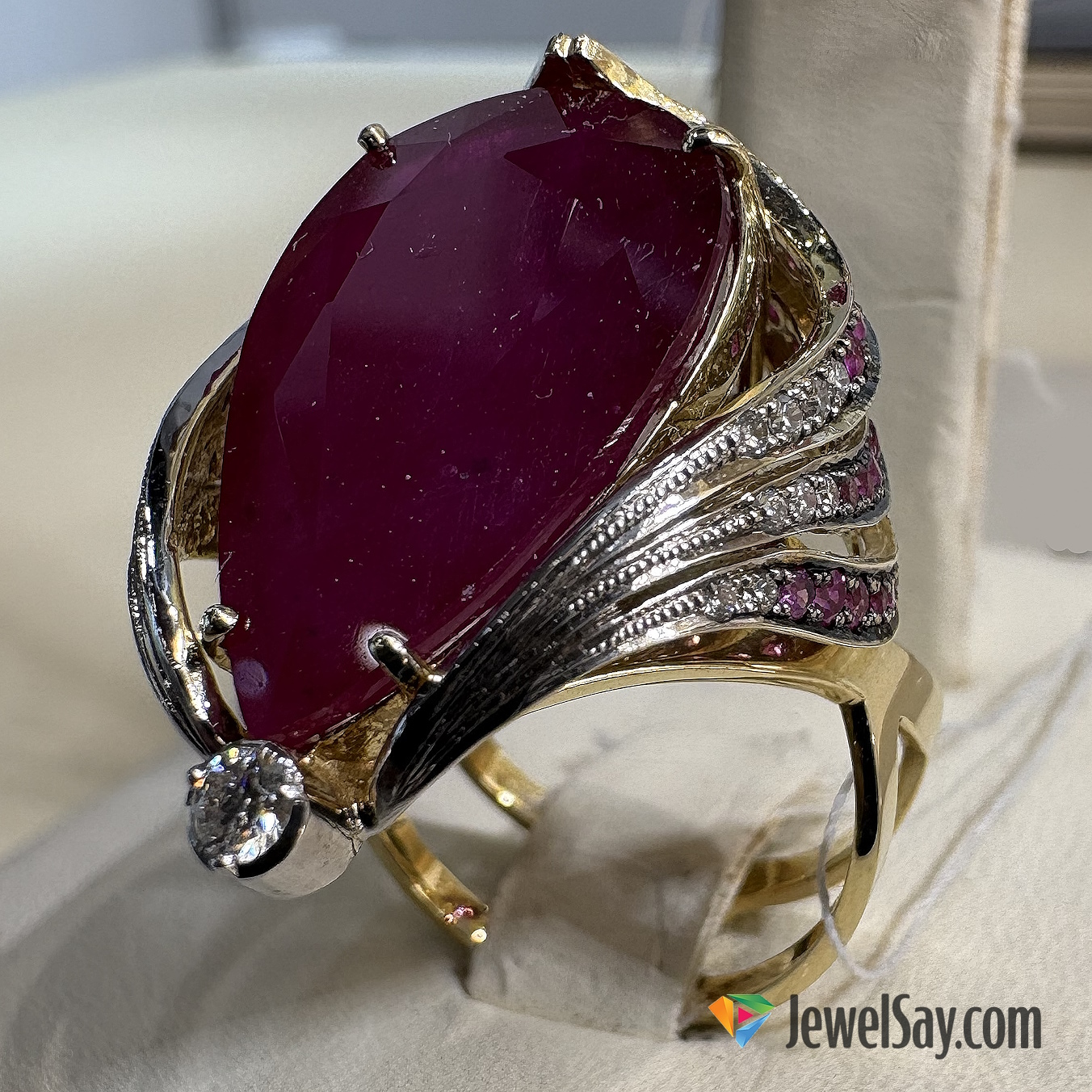 Классические коктейльные кольца из золота не теряют своей актуальности и по сей день Классические коктейльные кольца из золота не теряют своей актуальности и по сей день