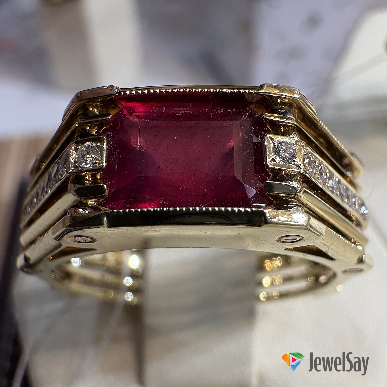 Эксклюзивное мужское кольцо на заказ из золота может стать идеальным дополнением к другим украшениям и предметам гардероба Эксклюзивное мужское кольцо на заказ из золота может стать идеальным дополнением к другим украшениям и предметам гардероба