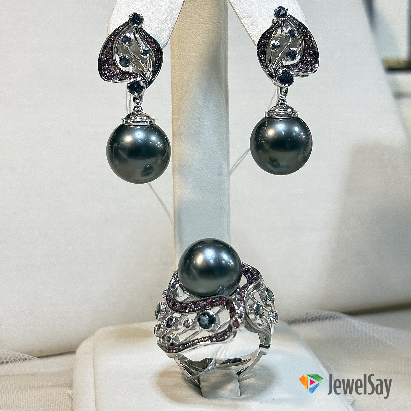 Мы гордимся тем, что представляем вашему вниманию работы одних из лучших мастеров-ювелиров, обладающих высочайшей квалификацией и безупречной репутацией