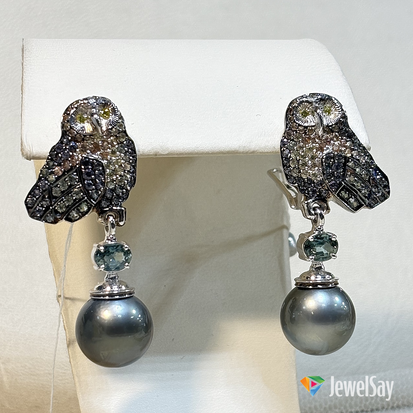 На нашей онлайн-выставке все ювелирные изделия представлены в формате коротких видеороликов с лёгкой фоновой музыкой