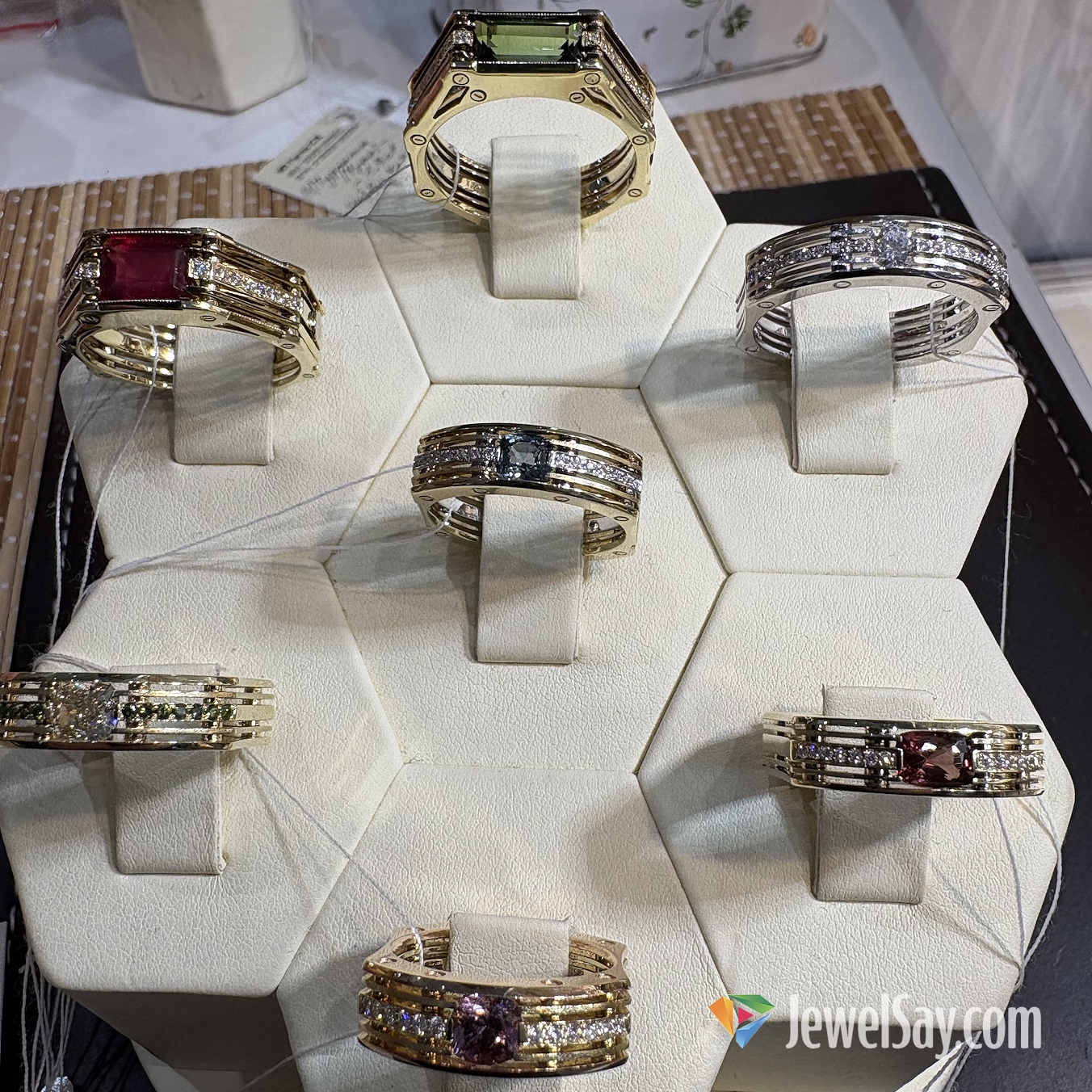 Комбинированными (составными) кольцами из золота от Сергея Густова действительно можно удивить кого угодно, вдобавок они позволяют их владельцам тонко почувствовать свою индивидуальность и неповторимый стиль