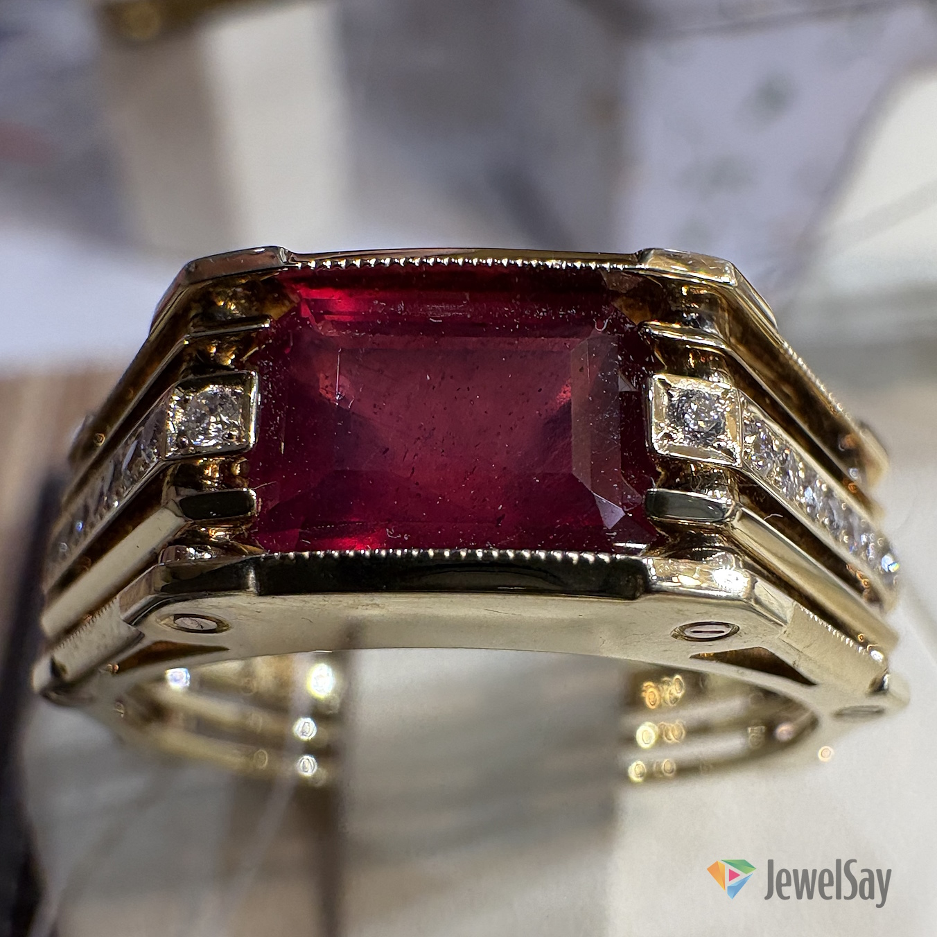 Заказывая уникальное золотое кольцо авторской работы, вы выбираете не просто стильное украшение, но и получаете в свою коллекцию бессмертный шедевр, обладающий своей душой