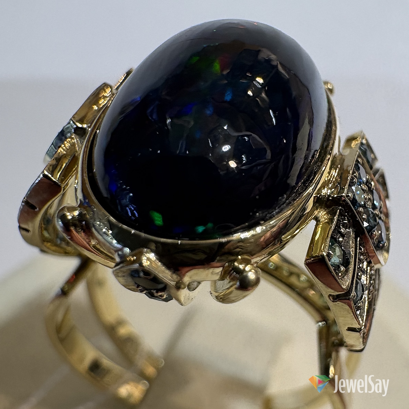 Процесс создания эксклюзивного золотого кольца авторской работы