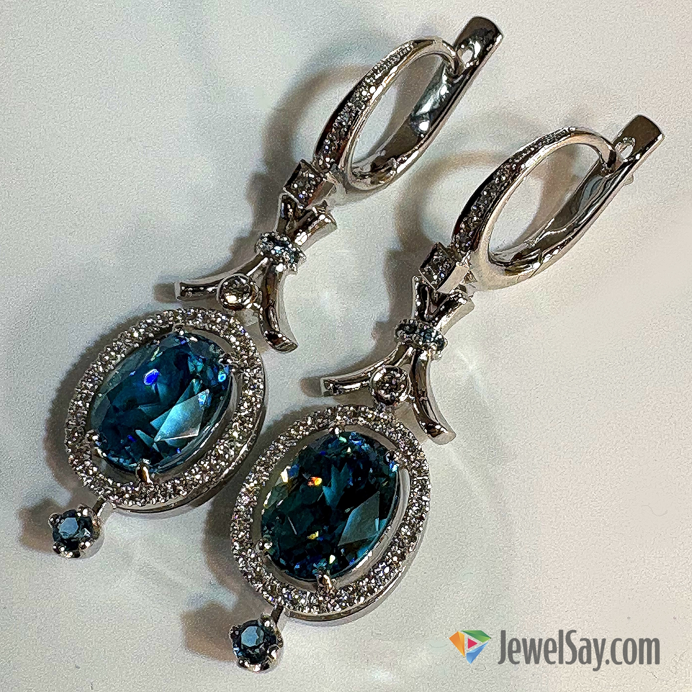 Эксклюзивные золотые серьги с натуральными цирконами: воплощение духовного света и женственности