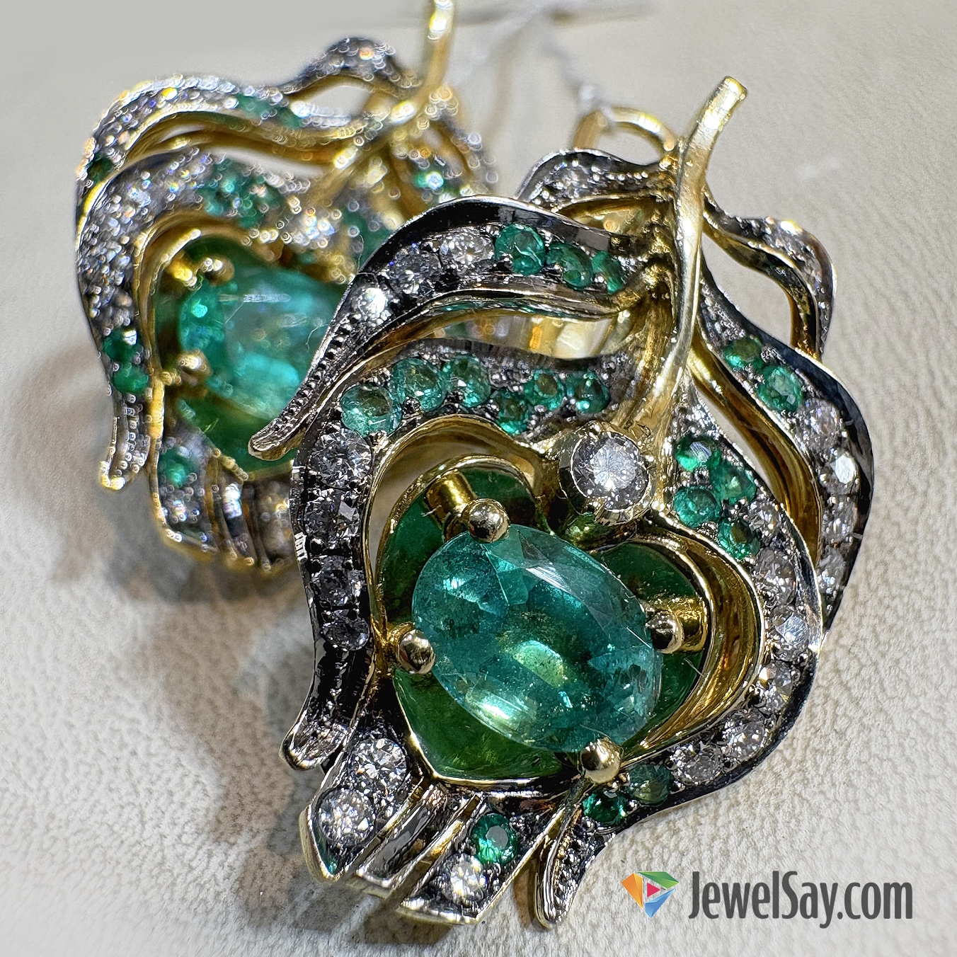 Авторские золотые серьги с натуральным изумрудом — это всегда ювелирные шедевры