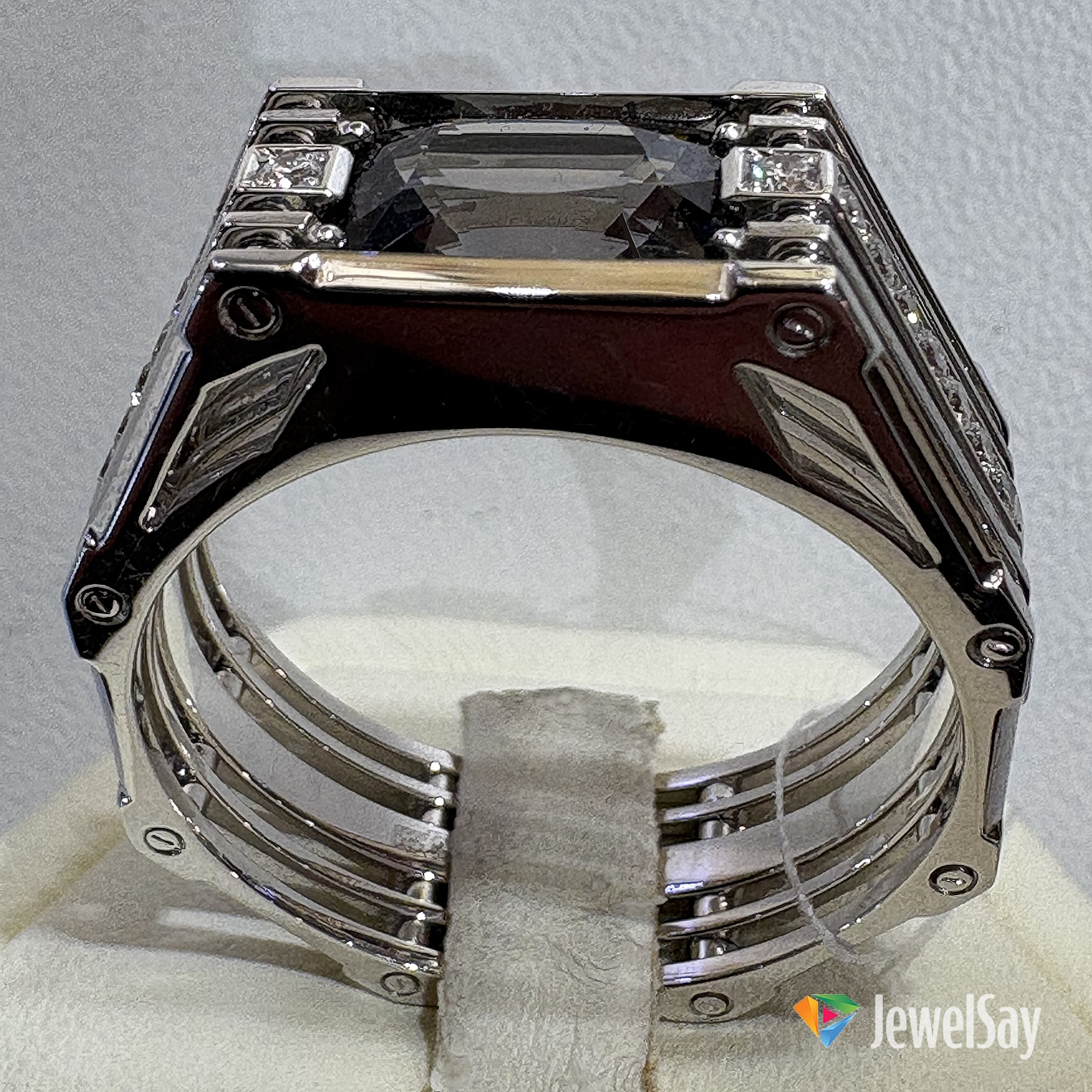 Мы предлагаем авторские перстни для мужчин из платины и золота всех оттенков, украшенные отборными бриллиантами, изумрудами, рубинами, турмалином, шпинелью, султанитом или без инкрустации Мы предлагаем авторские перстни для мужчин из платины и золота всех оттенков, украшенные отборными бриллиантами, изумрудами, рубинами, турмалином, шпинелью, султанитом или без инкрустации