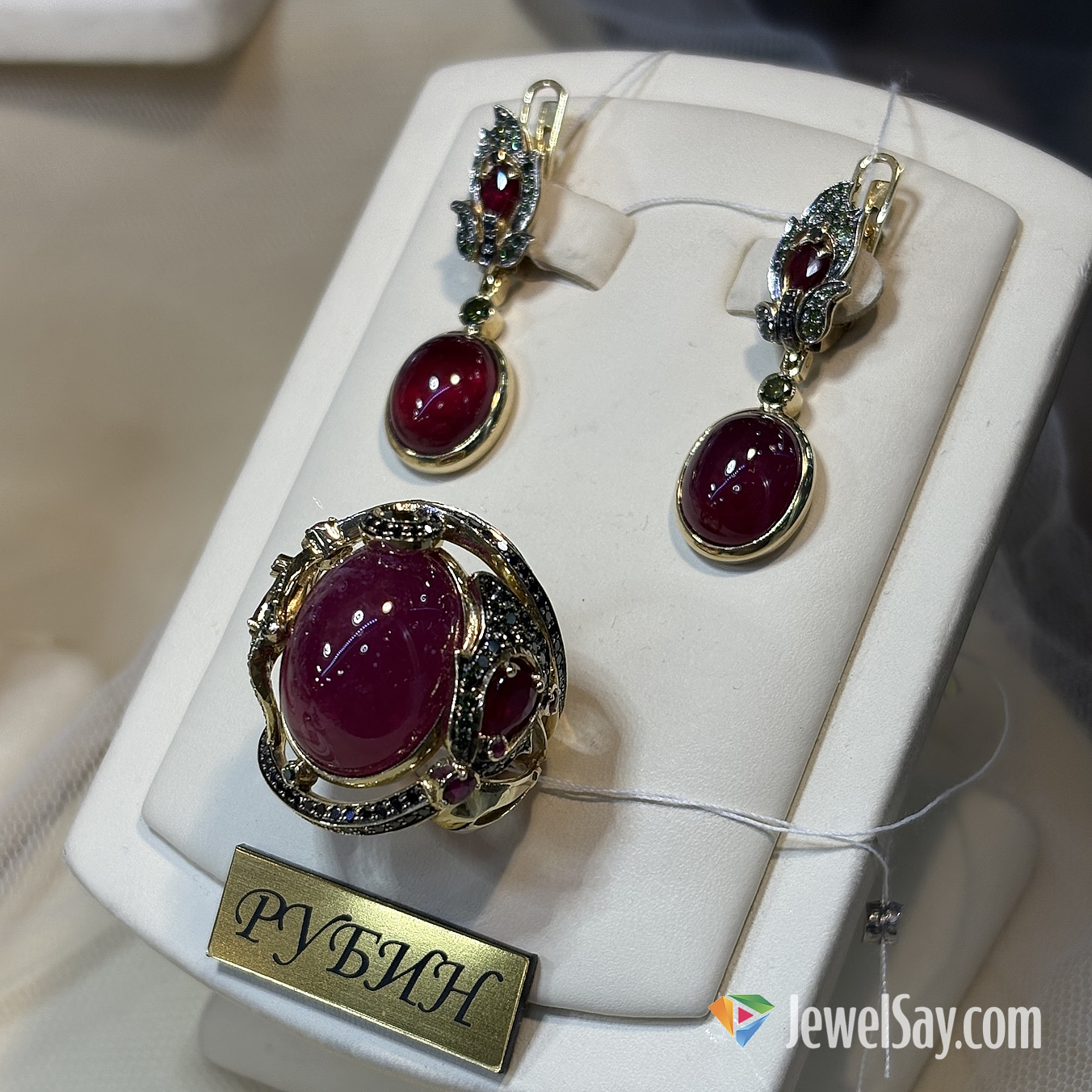 Уникальные серьги с натуральными рубинами в авторском исполнении станут превосходным подарком или отличным дополнением к вашему образу