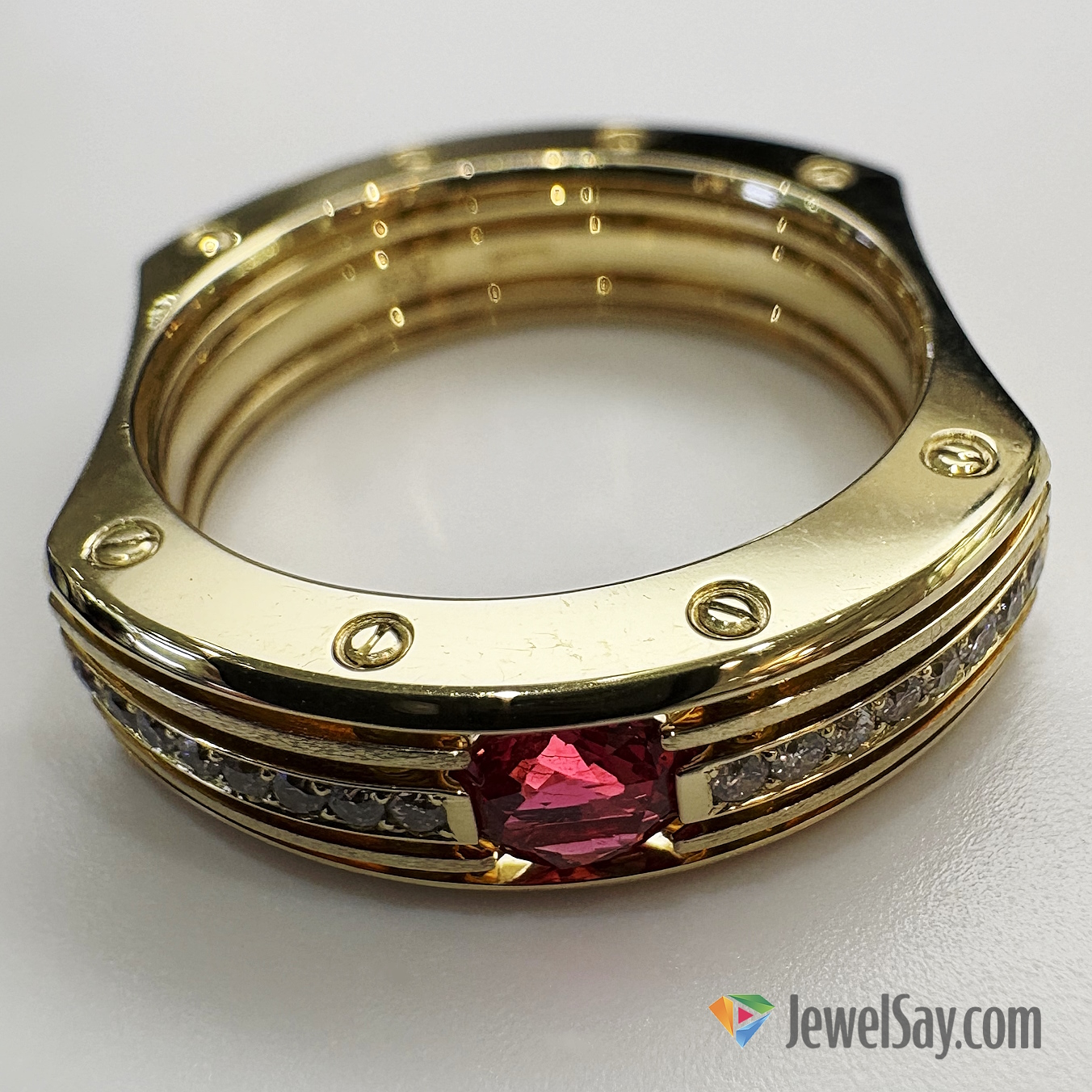 Составные кольца "Радиатор" — пример того, как инженерный талант и вкус превращаются в элегантный аксессуар для настоящих ценителей эксклюзива