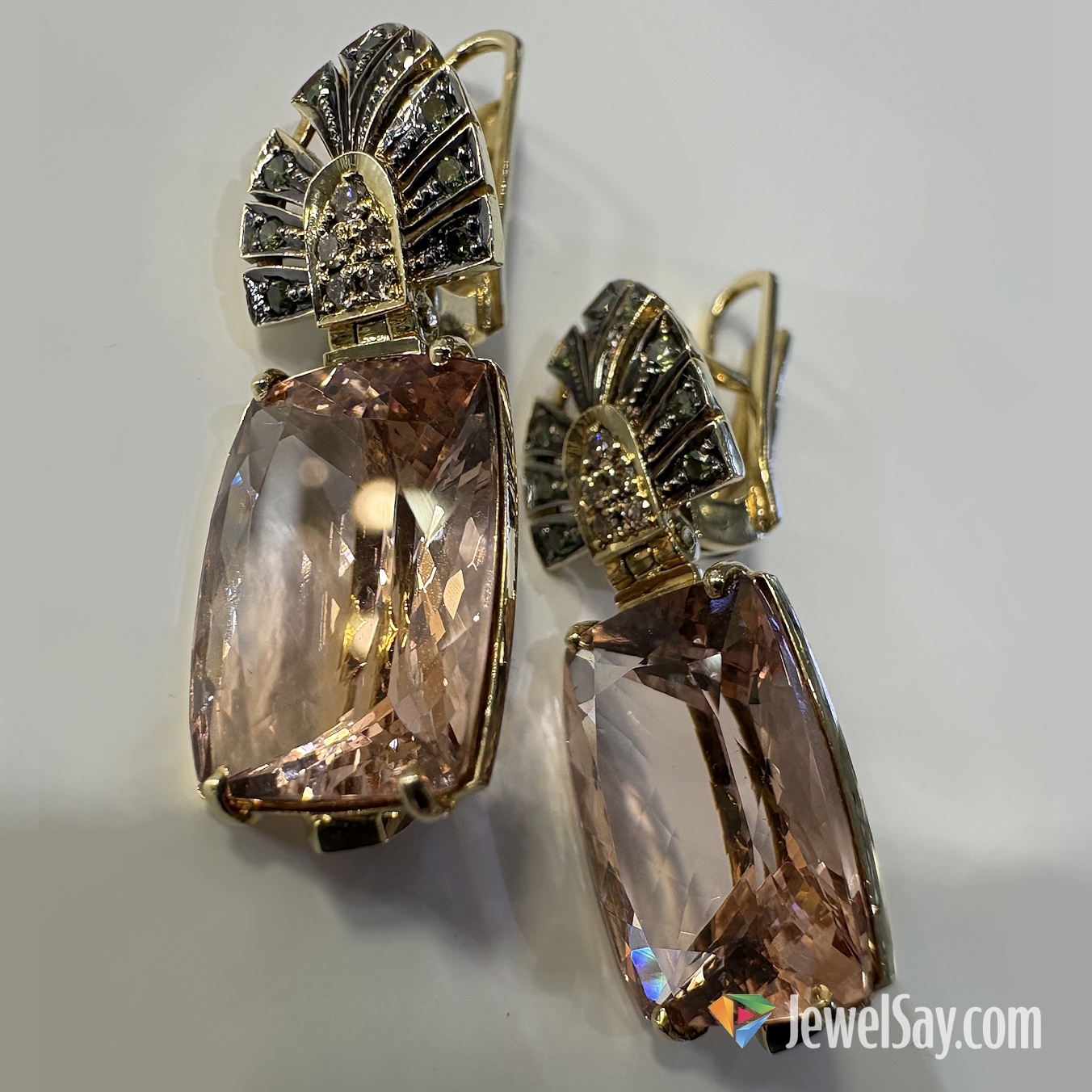 Золотые серьги-подвески авторской работы добавляют изысканности и способны превратить любой простой образ в эффектный и элегантный