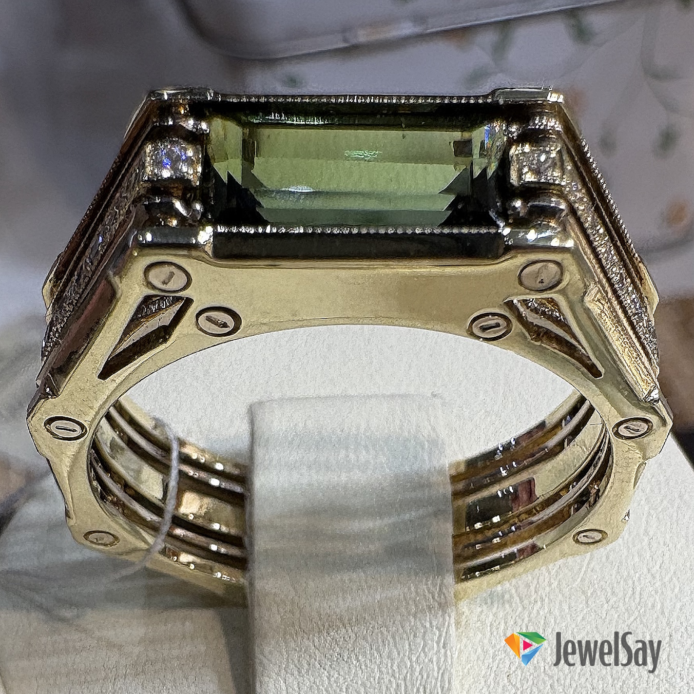 Мастера JewelSay с радостью предложат свой опыт и ноу-хау для создания мужских золотых колец на заказ с нуля, подгонки колец, гравировки или даже переделки старых украшений Мастера JewelSay с радостью предложат свой опыт и ноу-хау для создания мужских золотых колец на заказ с нуля, подгонки колец, гравировки или даже переделки старых украшений