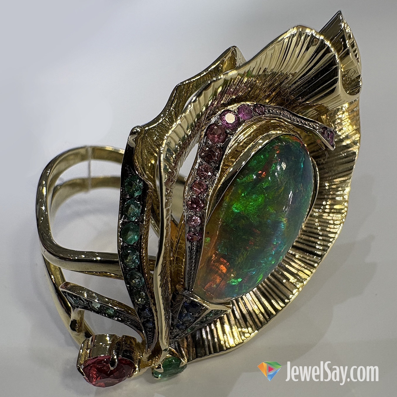 Золотые украшения как раз именно такие: они объединяют эстетику, ценность и долговечность, оставаясь актуальными вне времени