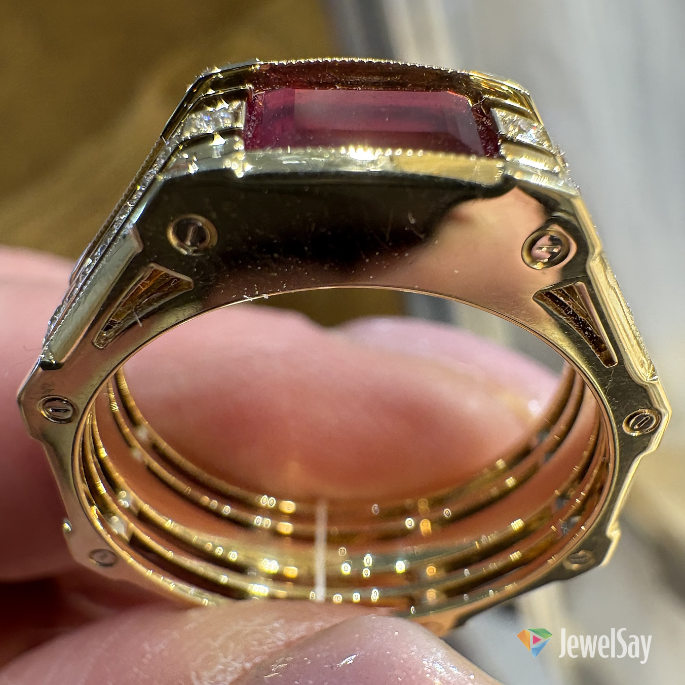 Онлайн-выставка ювелирных украшений JewelSay позволяет рассмотреть каждую деталь изделия благодаря качественным видеообзорам и фотографиям