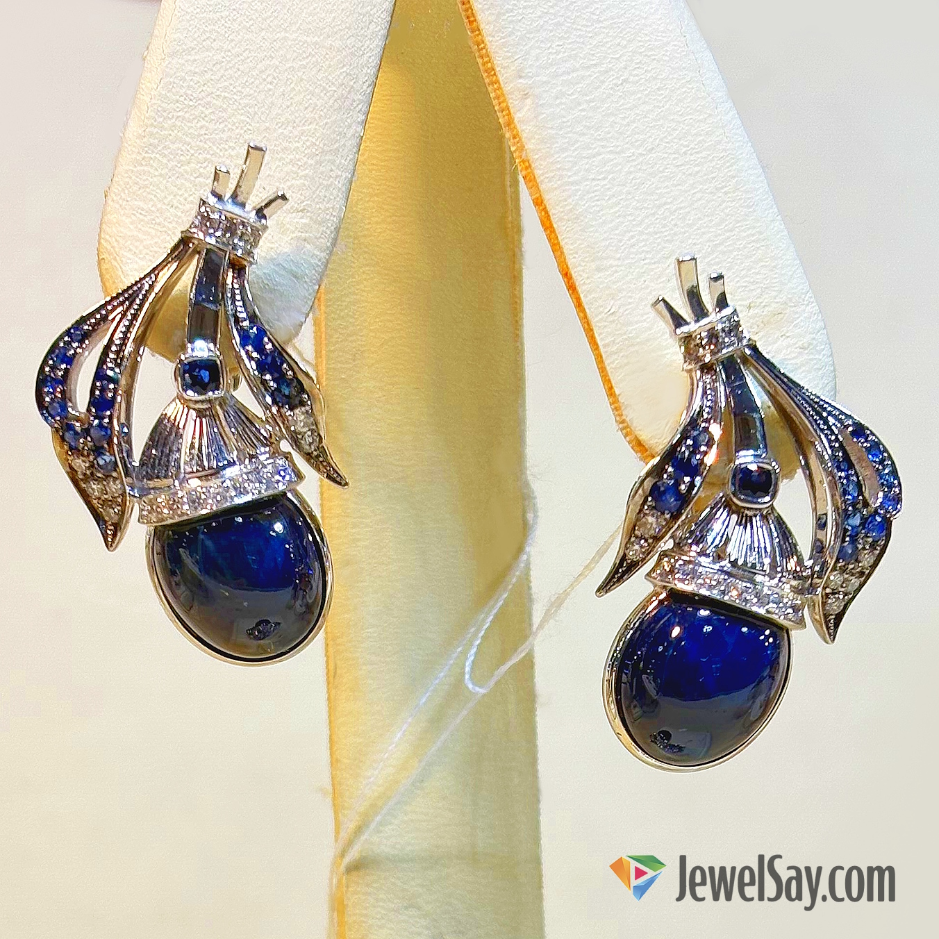 Обладательницы золотых серёг с натуральным самоцветом излучают уверенность и демонстрируют утончённую роскошь Обладательницы золотых серёг с натуральным самоцветом излучают уверенность и демонстрируют утончённую роскошь