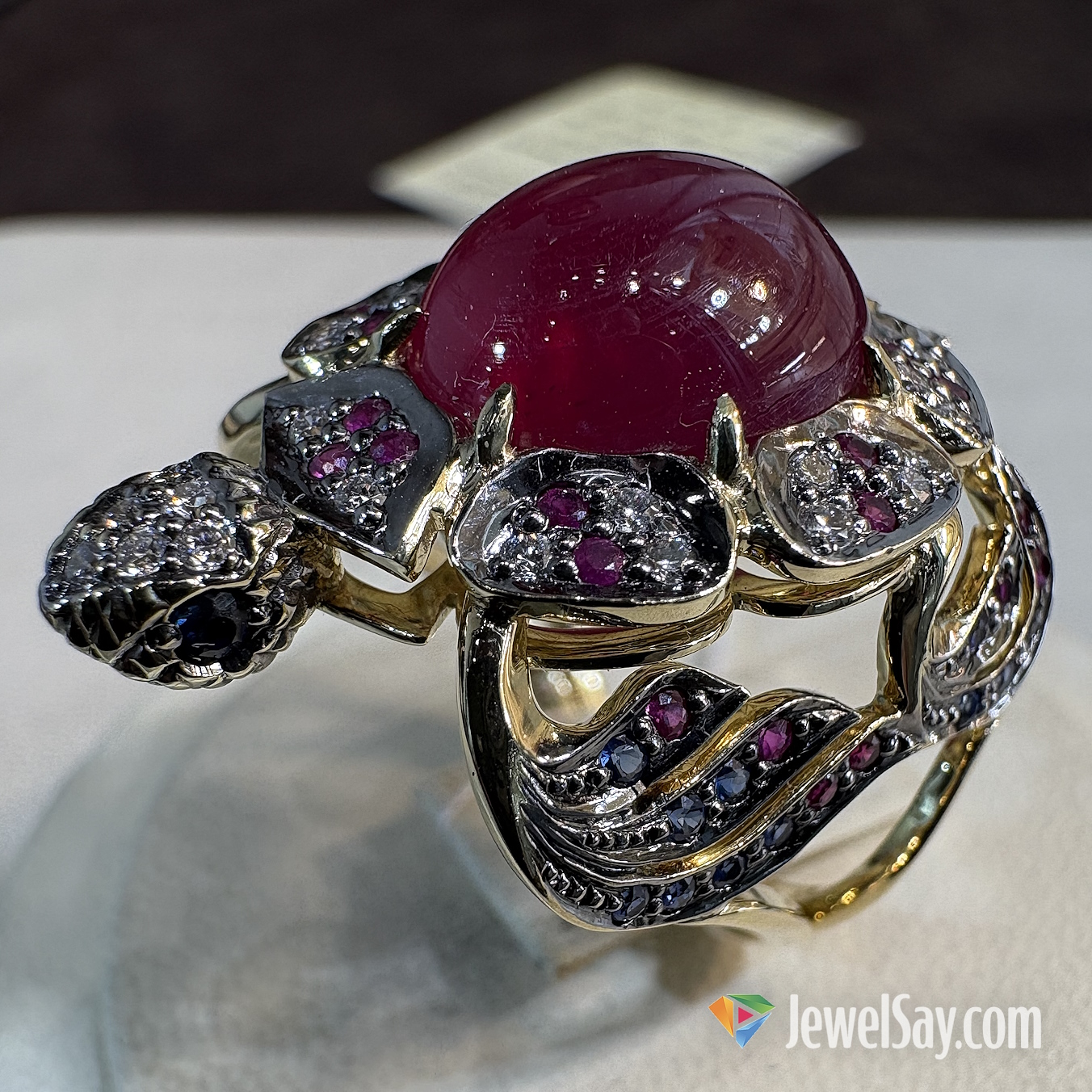 Каждое золотое кольцо, изготовленное на заказ в единичном экземпляре, несет в себе частицу души мастера и вашего вдохновения