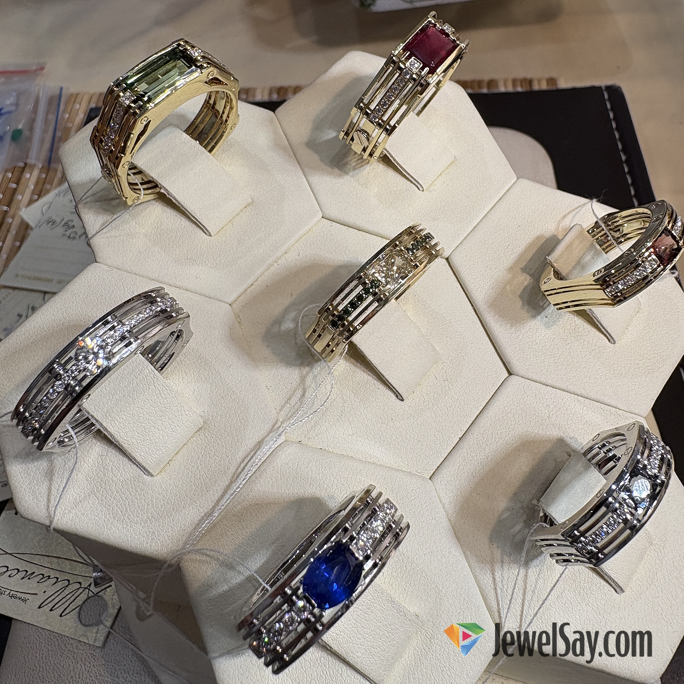 Заказывая изготовление золотого кольца по индивидуальному эскизу, Вы выбираете всё, вплоть до полировки