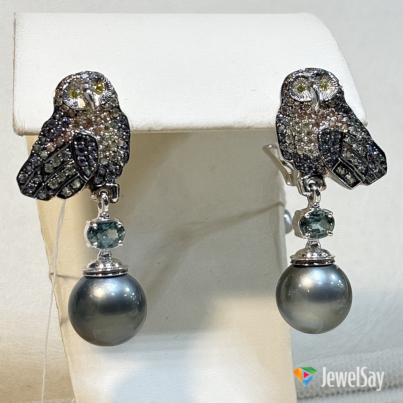 Золотые серьги выполненные по индивидуальному заказу впечатляют крупными элементами, изящными жемчужинами или высококачественными драгоценными камнями, которые придают им эксклюзивность и благородный вид