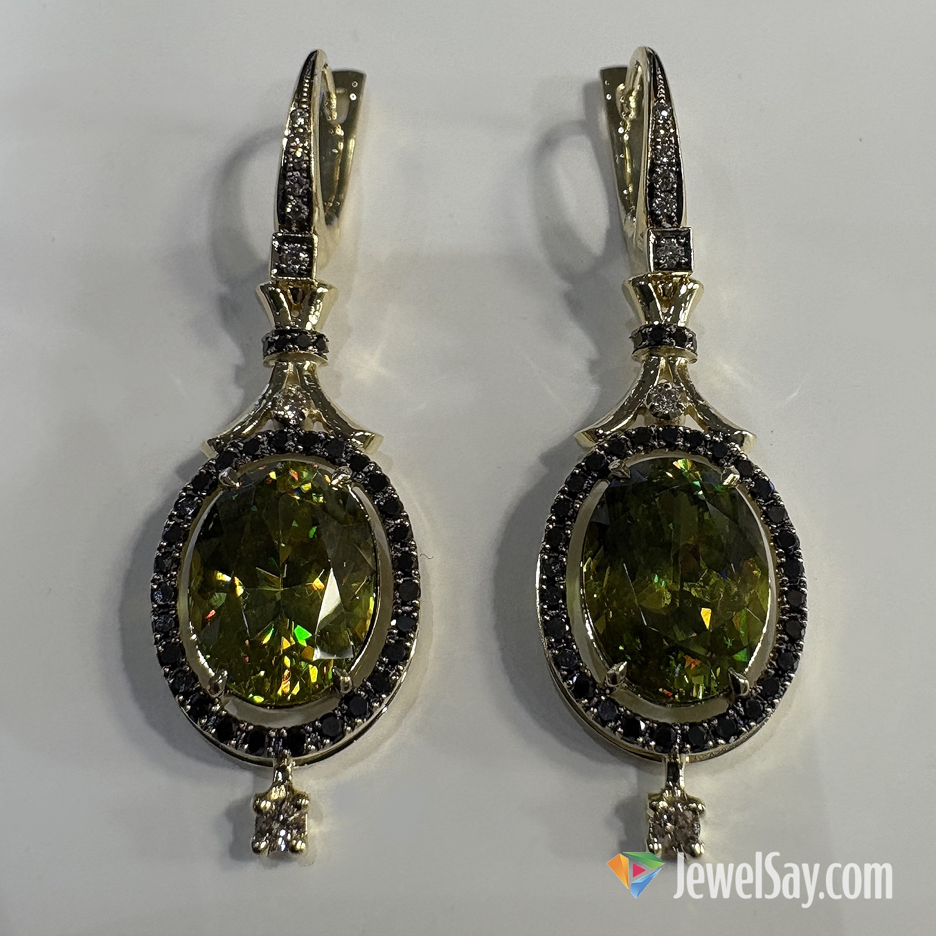 В ассортименте JewelSay Вы не найдете однотипных золотых украшений массового ассортимента, которые можно встретить в любом ювелирном бутике