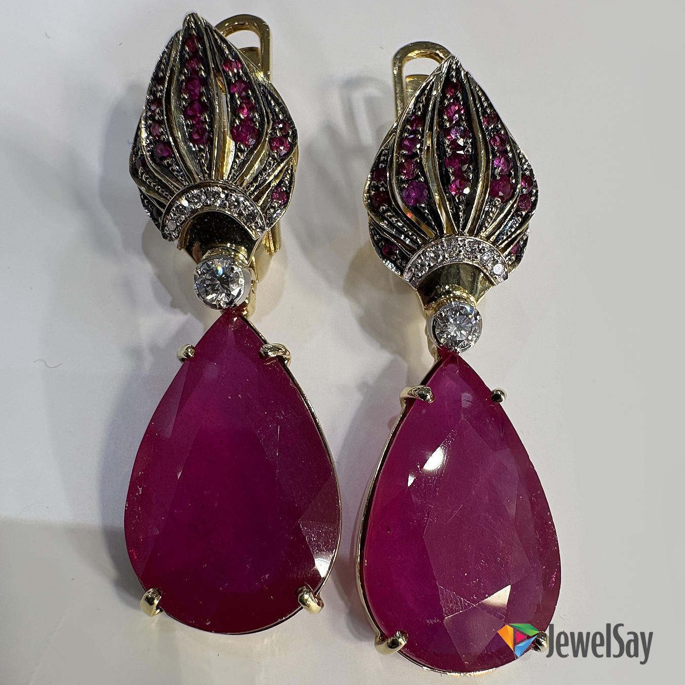 Заказ ювелирного украшения у художника-ювелира имеет множество преимуществ по сравнению с покупкой готового изделия Заказ ювелирного украшения у художника-ювелира имеет множество преимуществ по сравнению с покупкой готового изделия