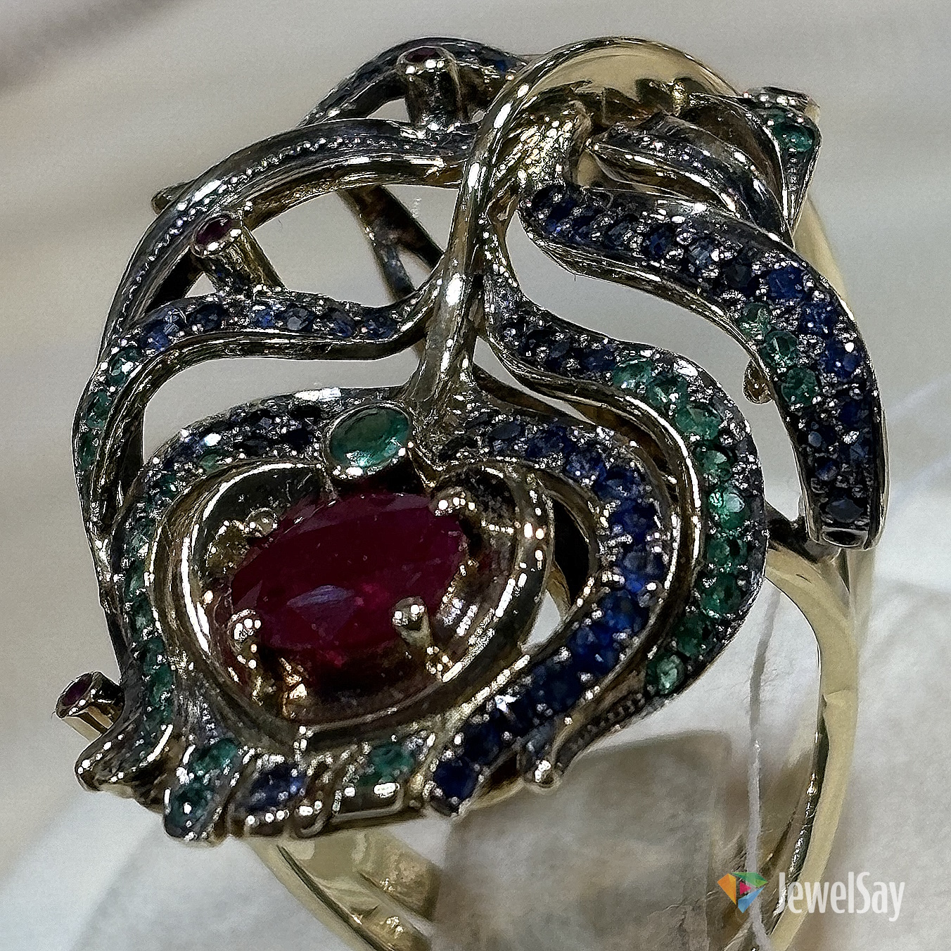 Наши эксклюзивные золотые изделия выполненные на заказ — это настоящие произведения ювелирного искусства, которые изготавливаются вручную с учётом всех пожеланий клиента