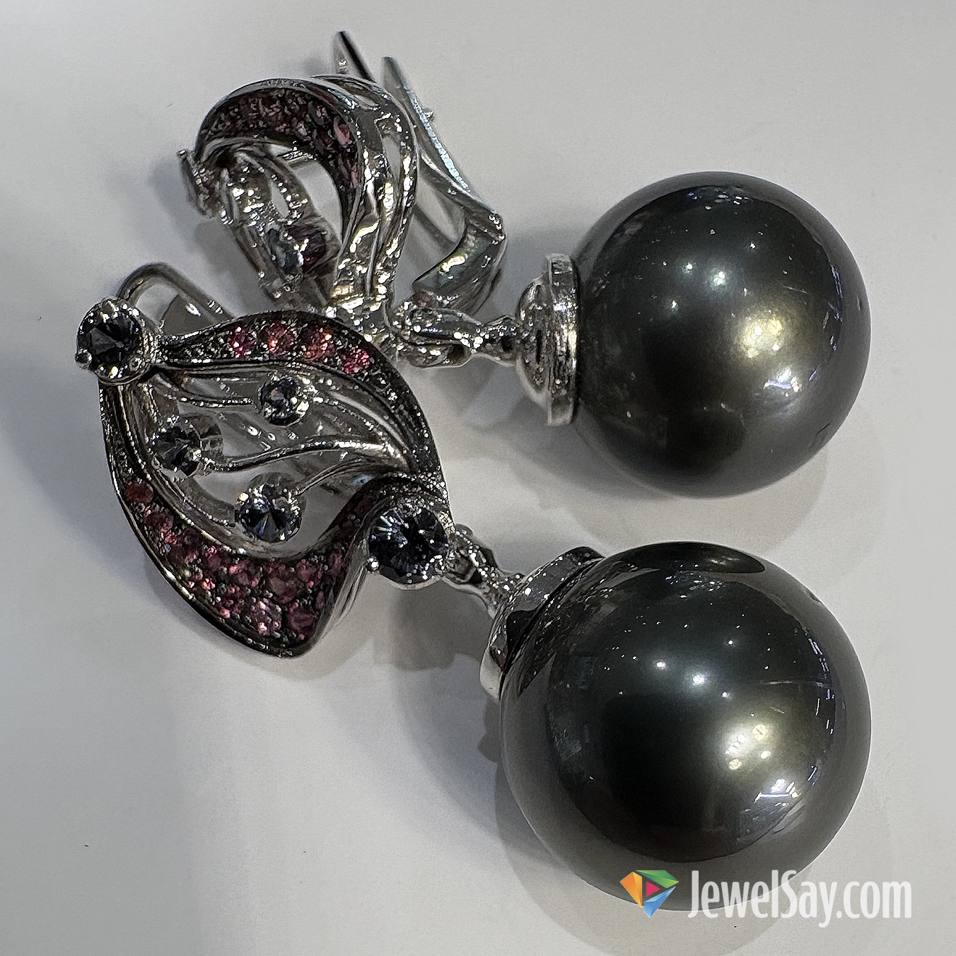 У нас можно заказать эксклюзивные серьги из белого золота по персональному эскизу: каждая пара создаётся вручную известными мастерами, с учётом всех пожеланий клиента — от концепции до выбора камней и формы замка У нас можно заказать эксклюзивные серьги из белого золота по персональному эскизу: каждая пара создаётся вручную известными мастерами, с учётом всех пожеланий клиента — от концепции до выбора камней и формы замка