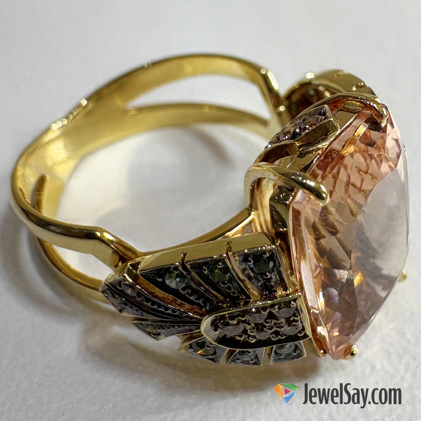 Натуральный морганит — символ душевного тепла, а эксклюзивное золотое кольцо от JewelSay — воплощение вашей индивидуальности Натуральный морганит — символ душевного тепла, а эксклюзивное золотое кольцо от JewelSay — воплощение вашей индивидуальности