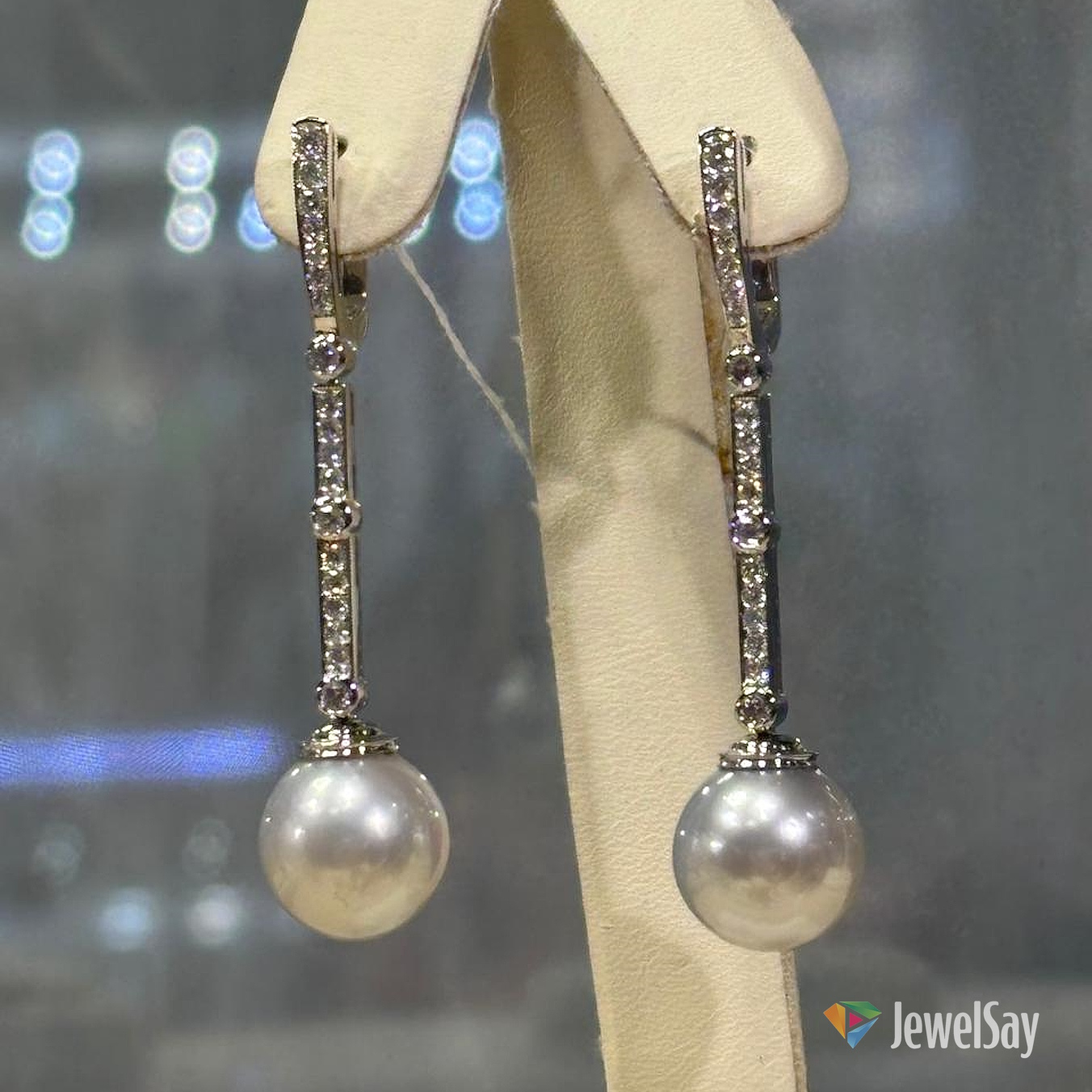 Ювелиры JewelSay предлагают золотые серьги с жемчугом, которые идеально подойдут ценителям украшений премиум-класса