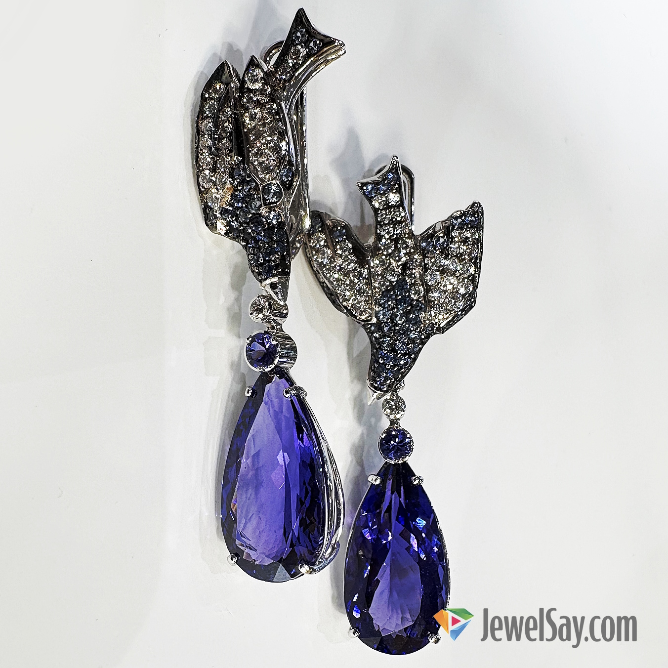 Каждое украшение от ювелиров Густовых создается индивидуально на заказ, с учетом характера и пожеланий клиента