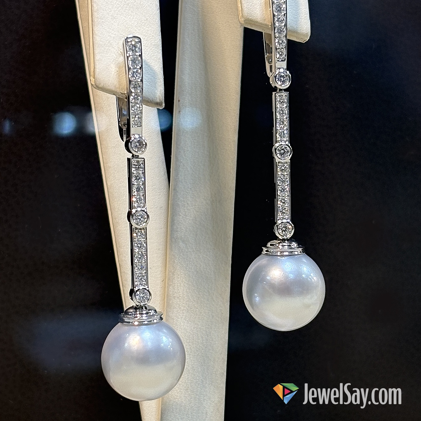 Придумывая эксклюзивную пару серёжек, ювелир начинает с выбора темы и концепции украшения Придумывая эксклюзивную пару серёжек, ювелир начинает с выбора темы и концепции украшения