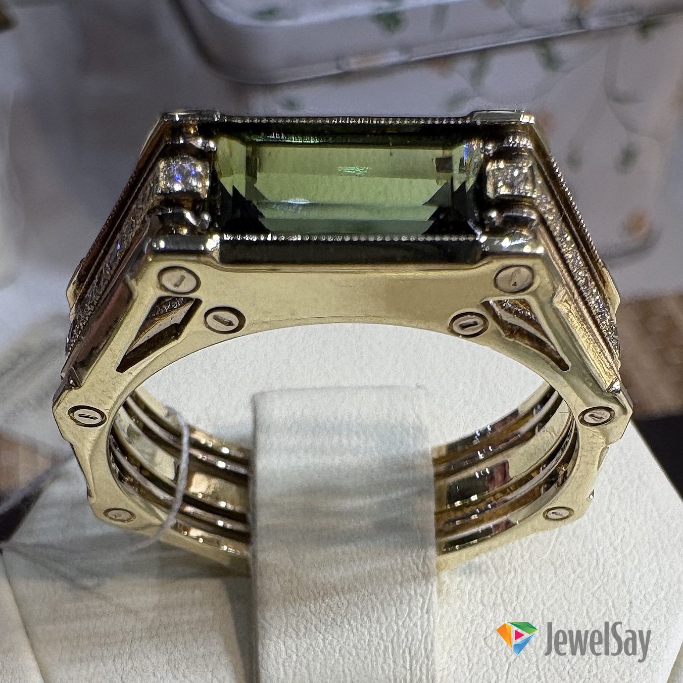 Дизайнерские золотые кольца сделанные по индивидуальному заказу ограничены только полётом Вашей фантазии и мастерством ювелира