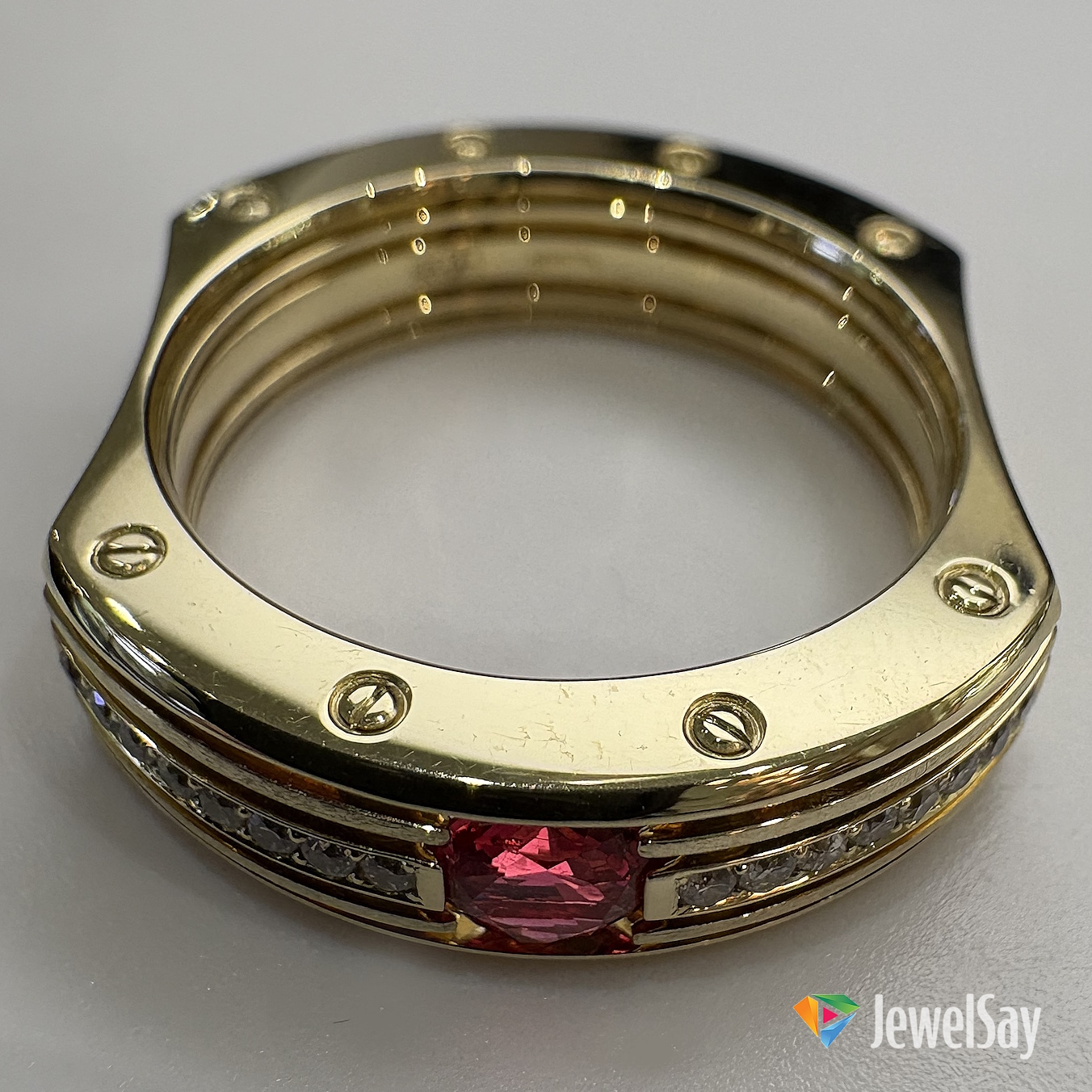 Просмотрев видеопрезентацию, зритель может мгновенно перейти к покупке или заказу, не покидая уютного домашнего пространства