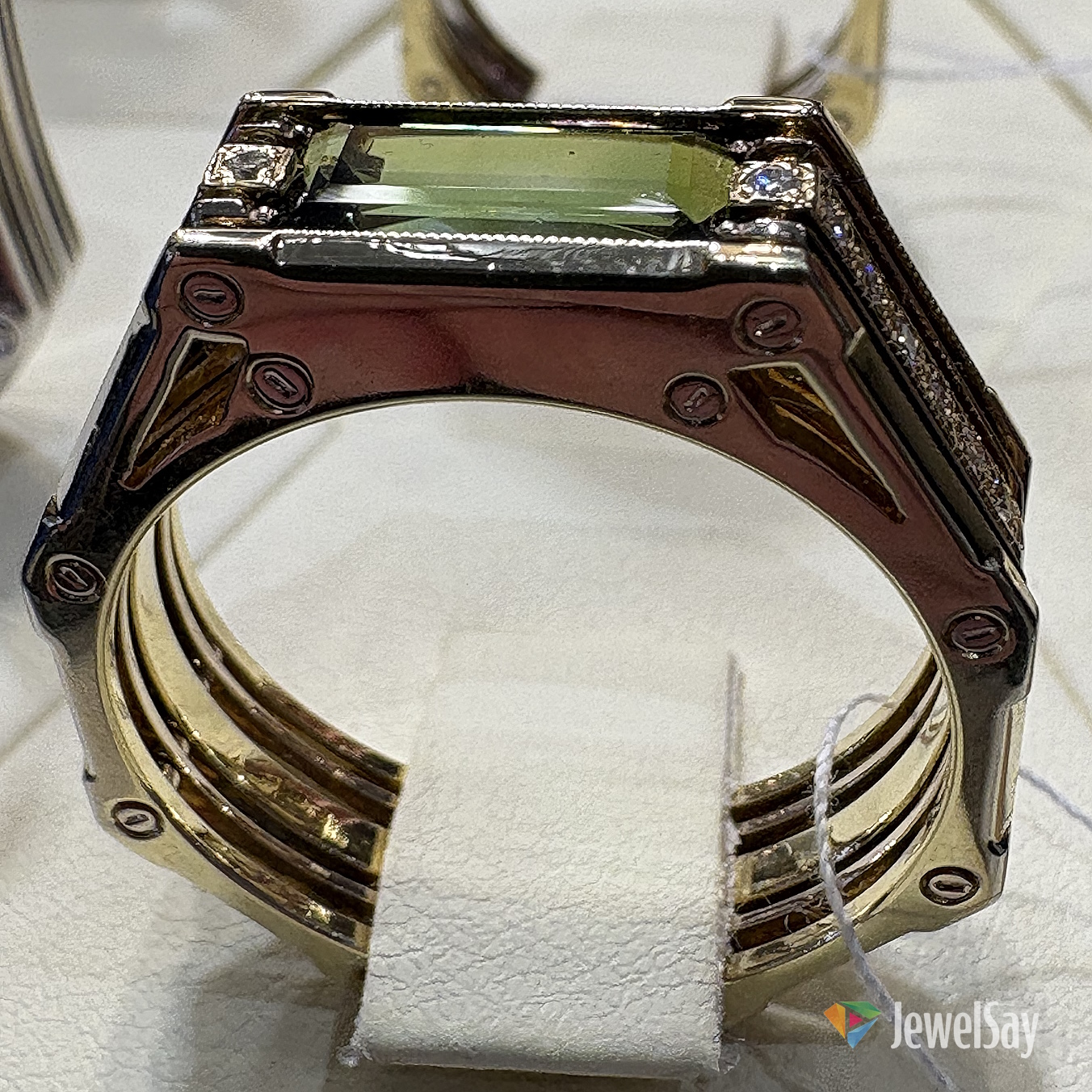 Каждое составное кольцо разрабатывается с учётом Ваших предпочтений и особенностей образа Каждое составное кольцо разрабатывается с учётом Ваших предпочтений и особенностей образа