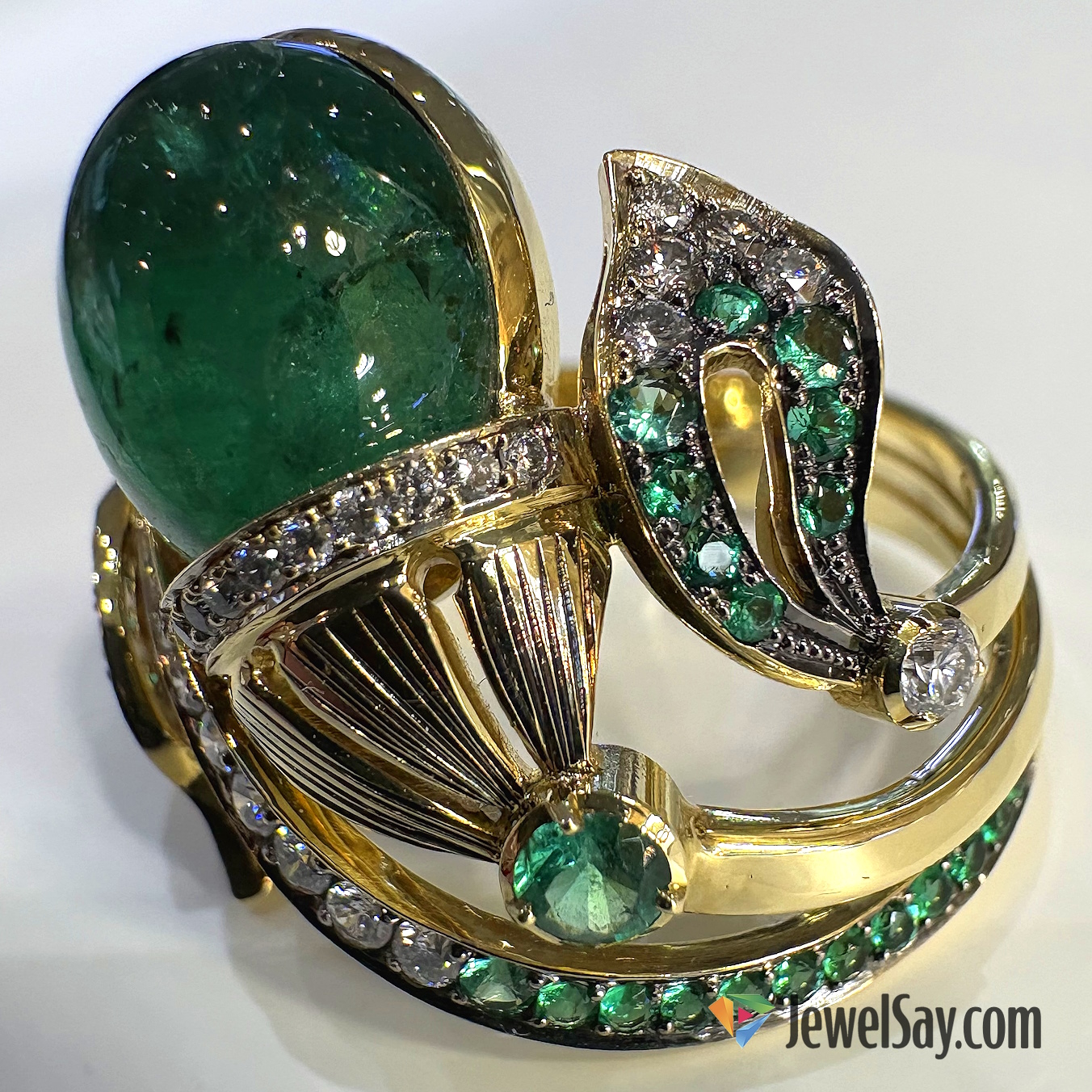 Эксклюзивные кольца из золота с природным изумрудом — символ вечной любви, верности и удачи для своего владельца