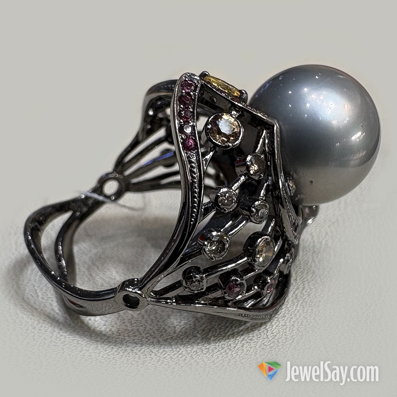 Создание золотого шедевра начинается именно здесь: с разговора, где важна каждая деталь, любимый момент, символ, дата