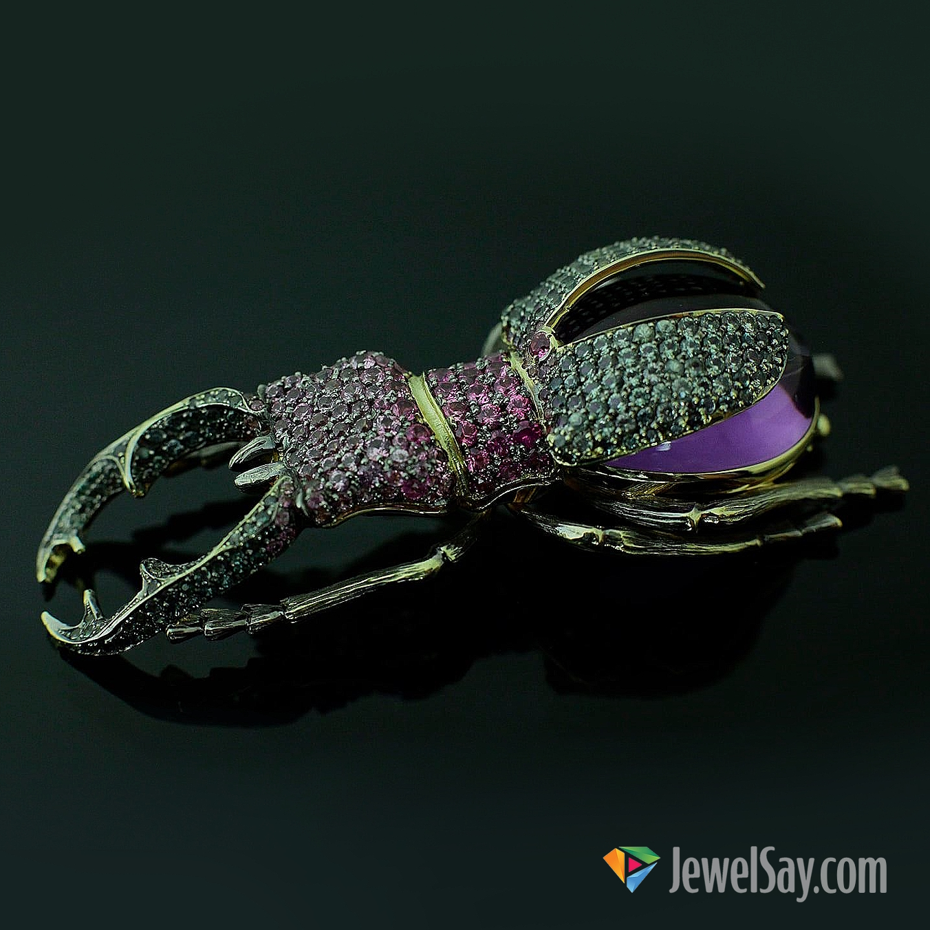 Авторская брошь из золота — это восклицательный знак в женском праздничном наряде, демонстрация отменного стиля и вкуса