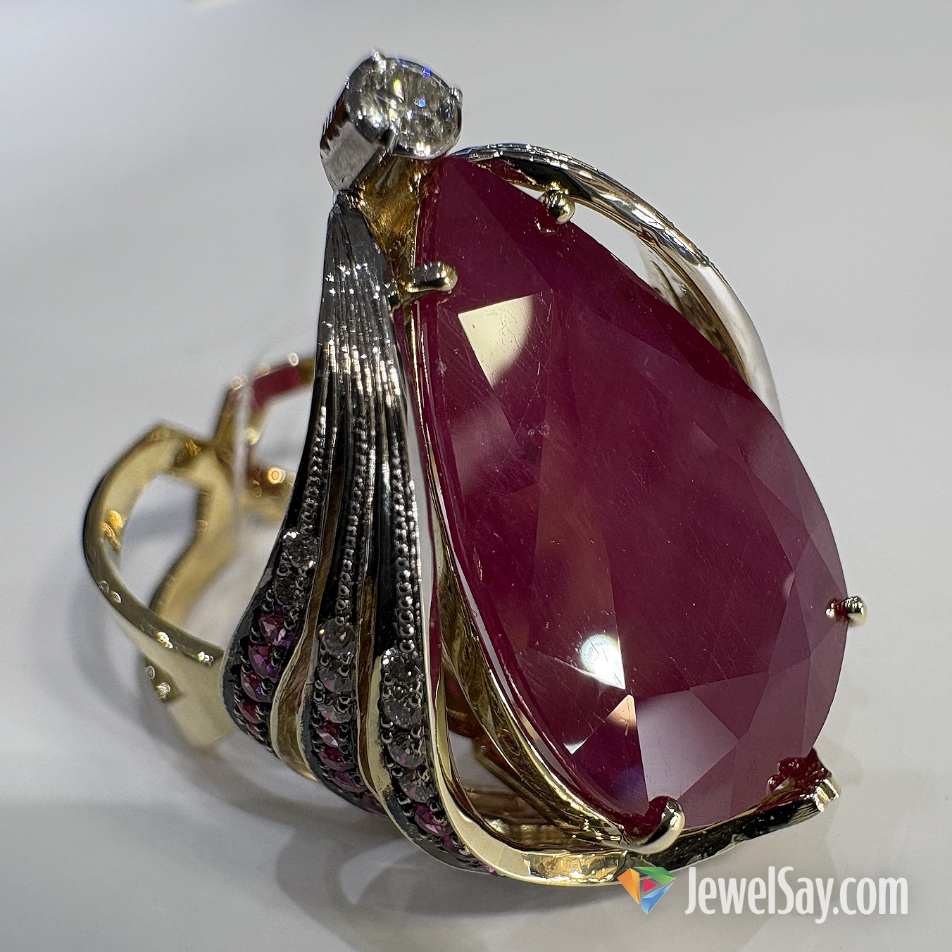 Цена изготовления золотого украшения по индивидуальному заказу складывается из многих факторов