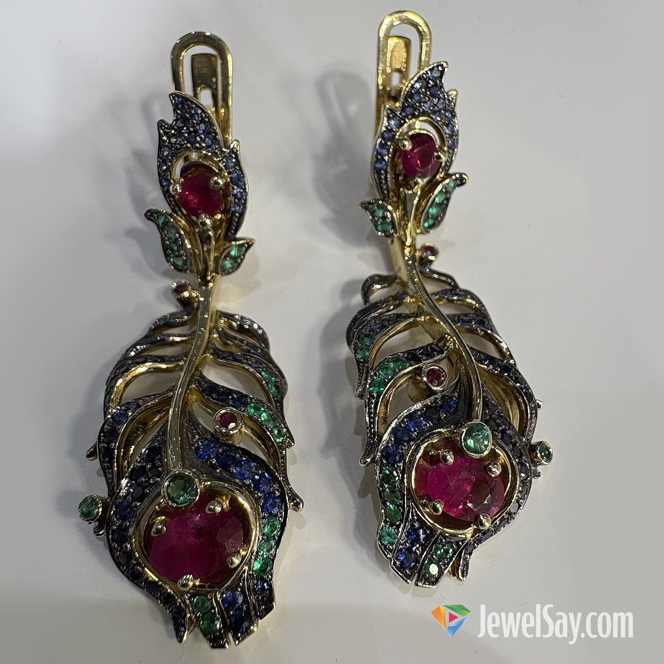 Крупные и заметные серьги макси-размера идеально сочетаются с платьями с V-образным вырезом, становясь настоящим центром праздничного образа