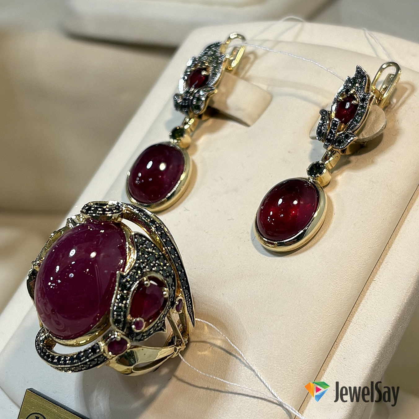 Наша выставка-продажа ювелирных изделий имеет множество преимуществ и удобств для онлайн-покупателей и заказчиков