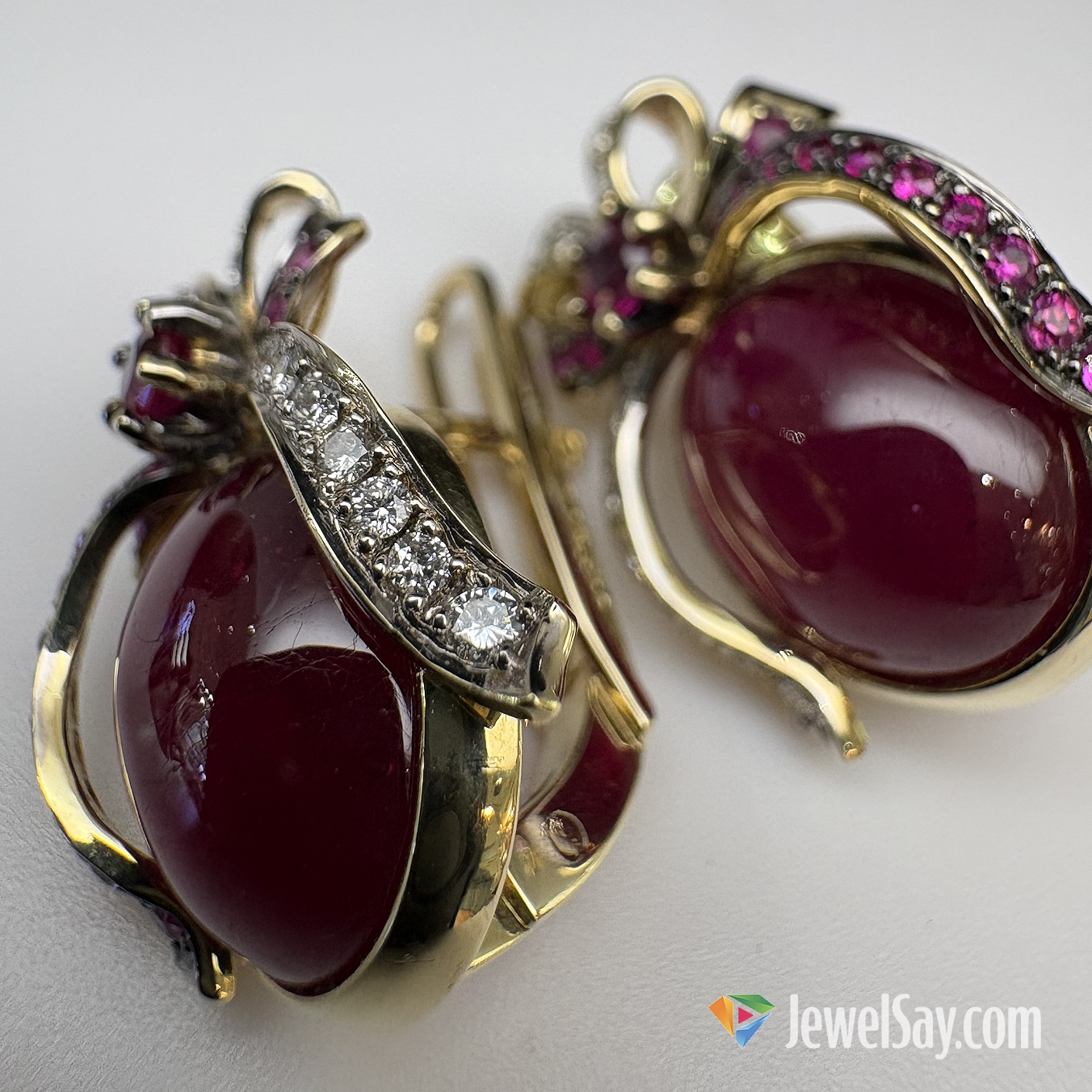 Авторские золотые серьги с натуральным рубином уникальны, они могут сочетать в себе как современный, так и классический стиль, что позволяет им вписываться в любой образ